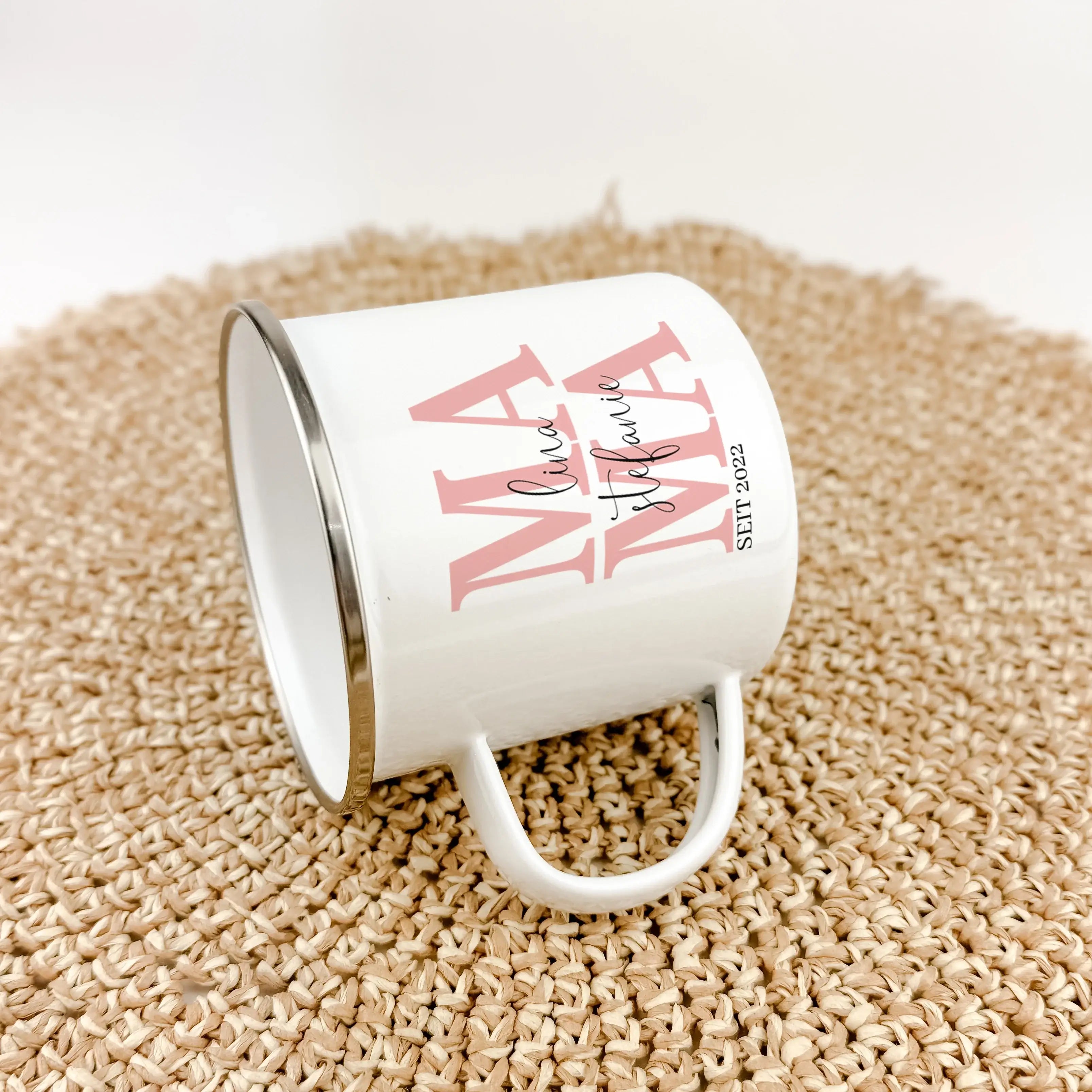 Emaille Tasse Mama seit - Emaille Tasse - famprints - Entdecke die perfekte Art, deiner Mama zu zeigen, wie viel sie dir bedeutet – mit unserer personalisierten Emaille Tasse „Mama seit“. Diese Tasse ist nicht nur ein praktisches Alltagsobjekt, sondern ei