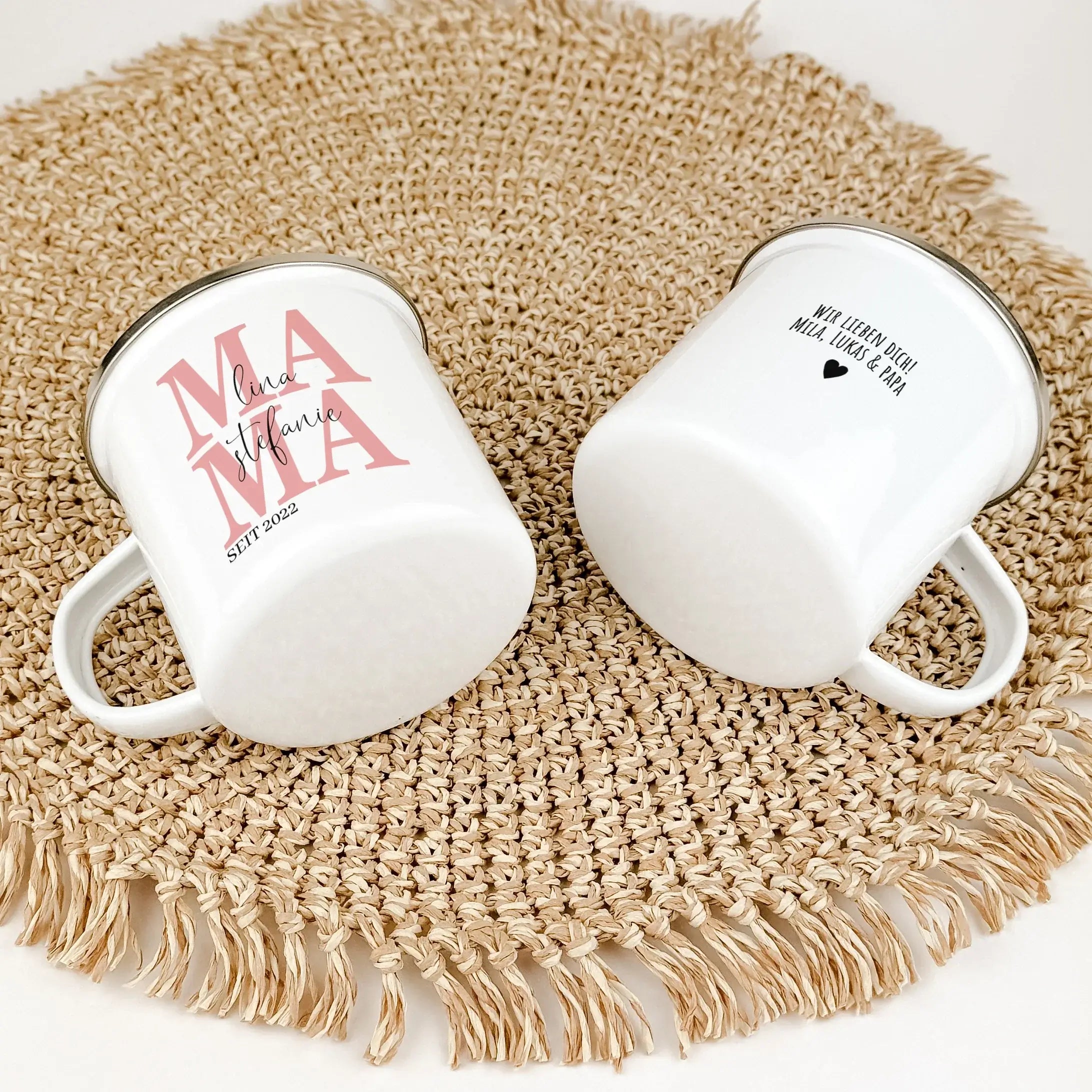 Emaille Tasse Mama seit - Emaille Tasse - famprints - Entdecke die perfekte Art, deiner Mama zu zeigen, wie viel sie dir bedeutet – mit unserer personalisierten Emaille Tasse „Mama seit“. Diese Tasse ist nicht nur ein praktisches Alltagsobjekt, sondern ei
