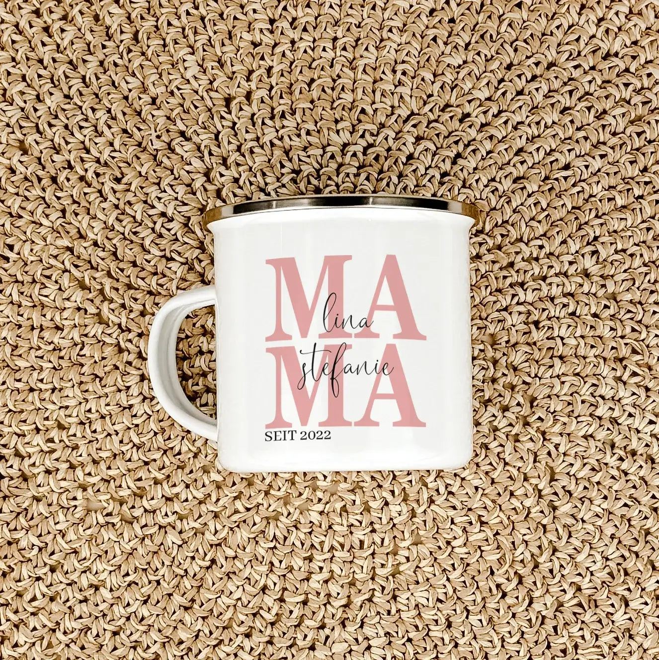 Emaille Tasse Mama seit - Emaille Tasse - famprints - Entdecke die perfekte Art, deiner Mama zu zeigen, wie viel sie dir bedeutet – mit unserer personalisierten Emaille Tasse „Mama seit“. Diese Tasse ist nicht nur ein praktisches Alltagsobjekt, sondern ei