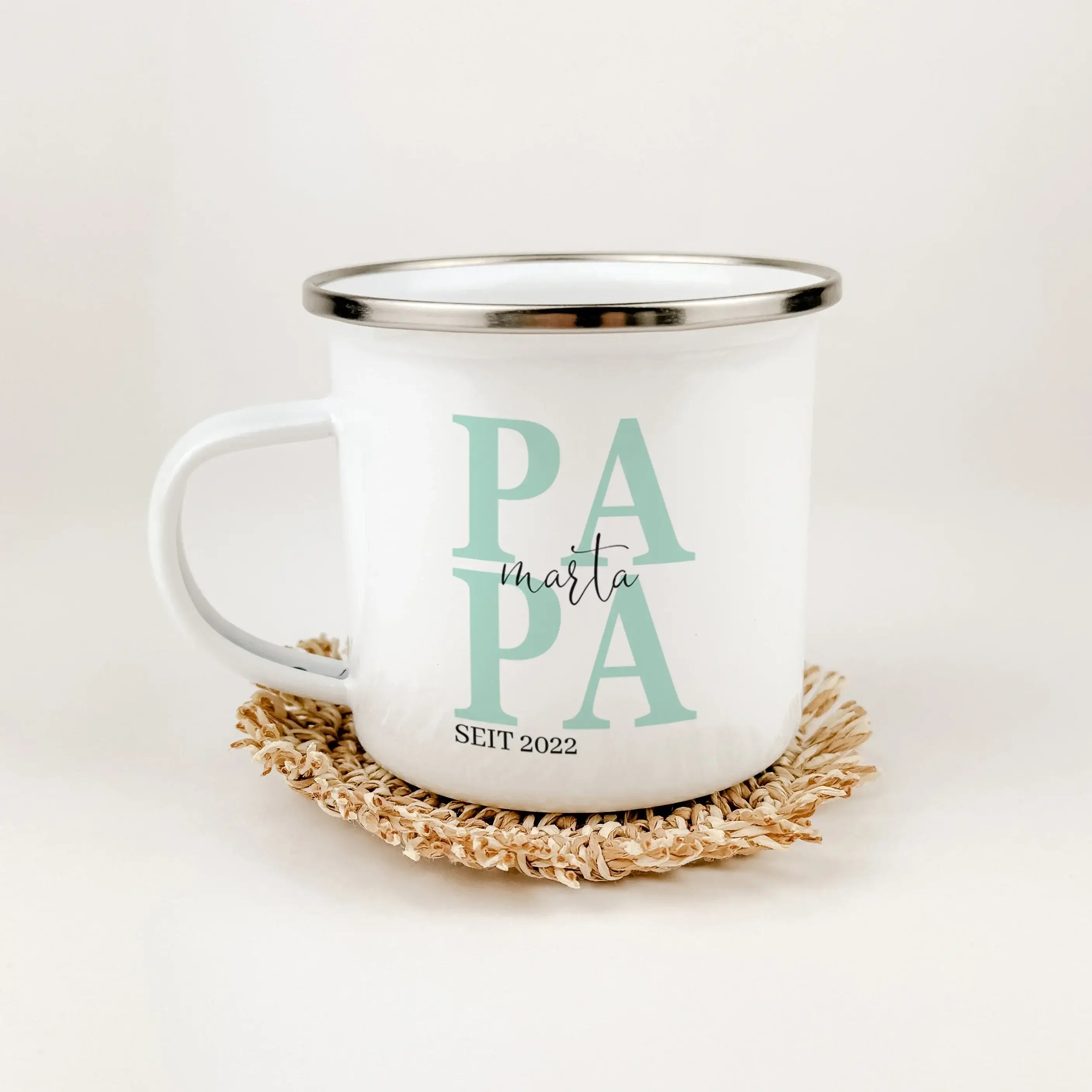 Emaille Tasse Papa seit - Emaille Tasse - famprints - Entdecke die Emaille Tasse "Papa seit" – das perfekte Geschenk für jeden Vater! Diese Tasse bietet nicht nur einen stilvollen Look, sondern auch eine persönliche Note, die sofortige Freude bereitet. Mi