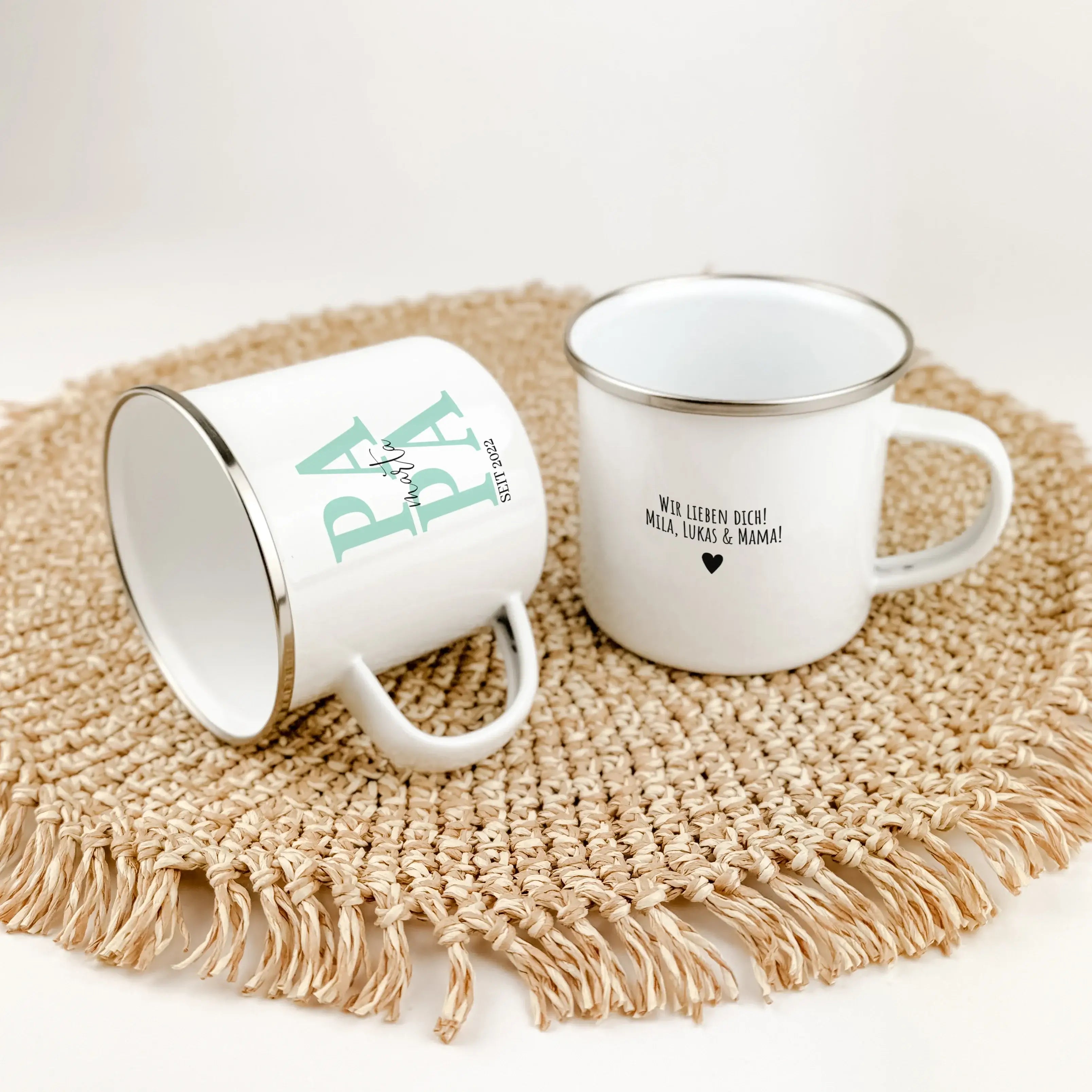 Emaille Tasse Papa seit - Emaille Tasse - famprints - Entdecke die Emaille Tasse "Papa seit" – das perfekte Geschenk für jeden Vater! Diese Tasse bietet nicht nur einen stilvollen Look, sondern auch eine persönliche Note, die sofortige Freude bereitet. Mi