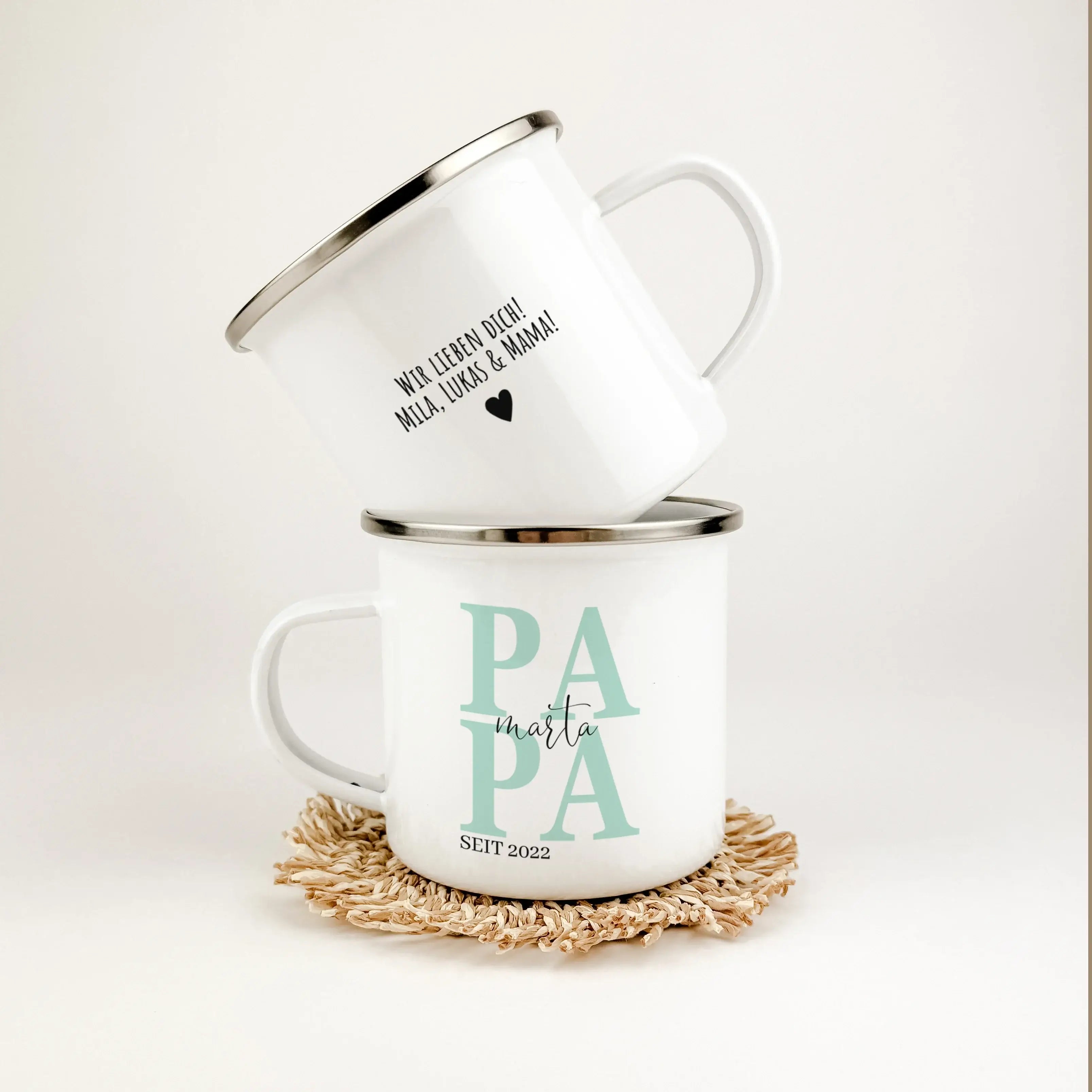 Emaille Tasse Papa seit - Emaille Tasse - famprints - Entdecke die Emaille Tasse "Papa seit" – das perfekte Geschenk für jeden Vater! Diese Tasse bietet nicht nur einen stilvollen Look, sondern auch eine persönliche Note, die sofortige Freude bereitet. Mi