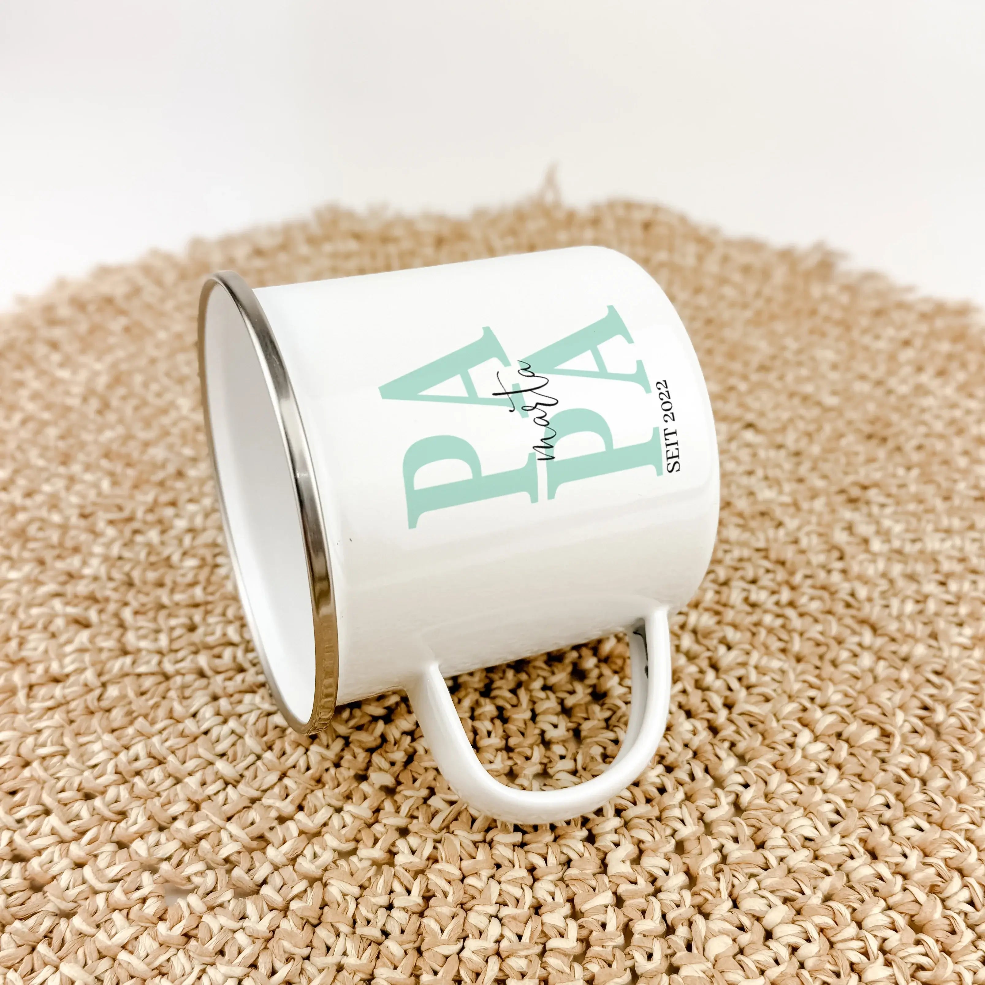 Emaille Tasse Papa seit - Emaille Tasse - famprints - Entdecke die Emaille Tasse "Papa seit" – das perfekte Geschenk für jeden Vater! Diese Tasse bietet nicht nur einen stilvollen Look, sondern auch eine persönliche Note, die sofortige Freude bereitet. Mi