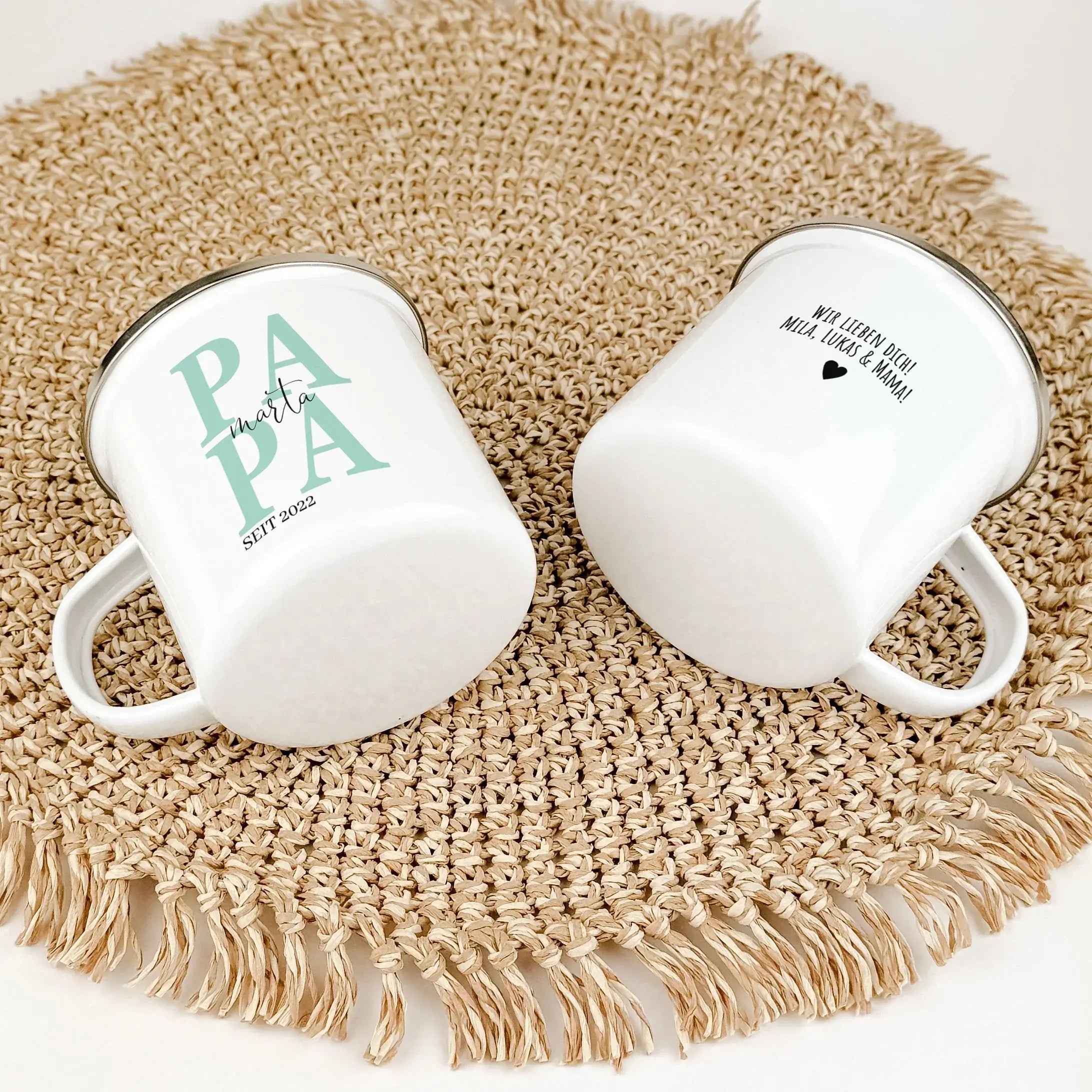 Emaille Tasse Papa seit - Emaille Tasse - famprints - Entdecke die Emaille Tasse "Papa seit" – das perfekte Geschenk für jeden Vater! Diese Tasse bietet nicht nur einen stilvollen Look, sondern auch eine persönliche Note, die sofortige Freude bereitet. Mi