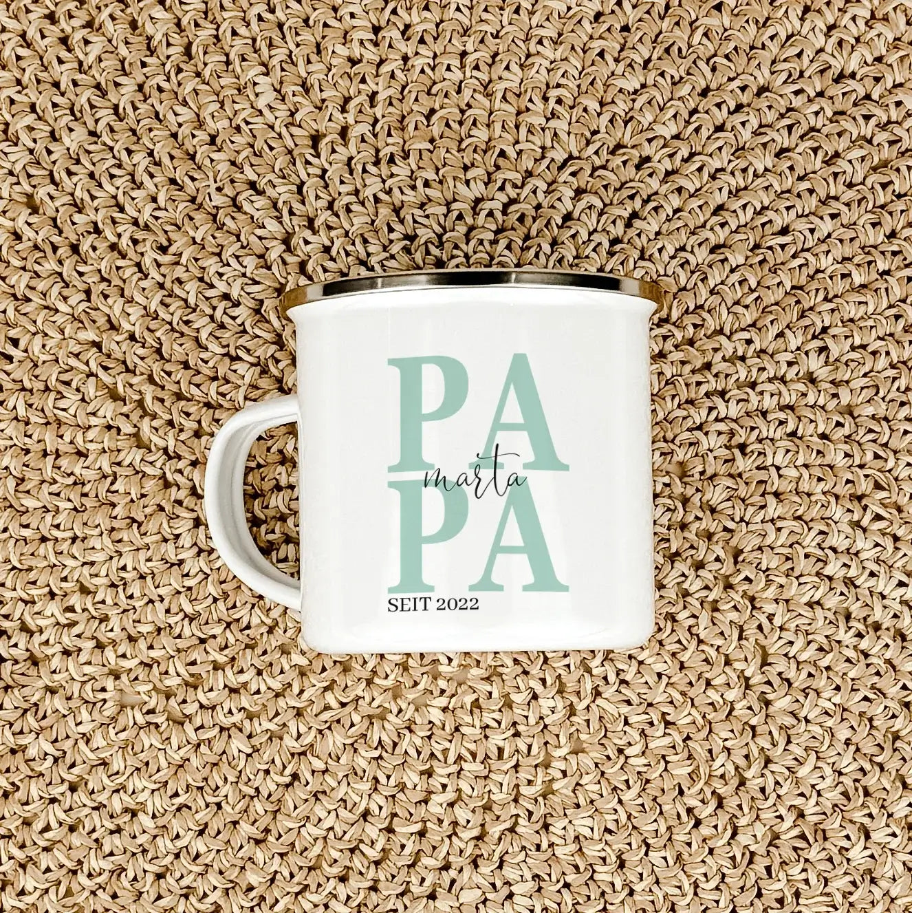 Emaille Tasse Papa seit - Emaille Tasse - famprints - Entdecke die Emaille Tasse "Papa seit" – das perfekte Geschenk für jeden Vater! Diese Tasse bietet nicht nur einen stilvollen Look, sondern auch eine persönliche Note, die sofortige Freude bereitet. Mi