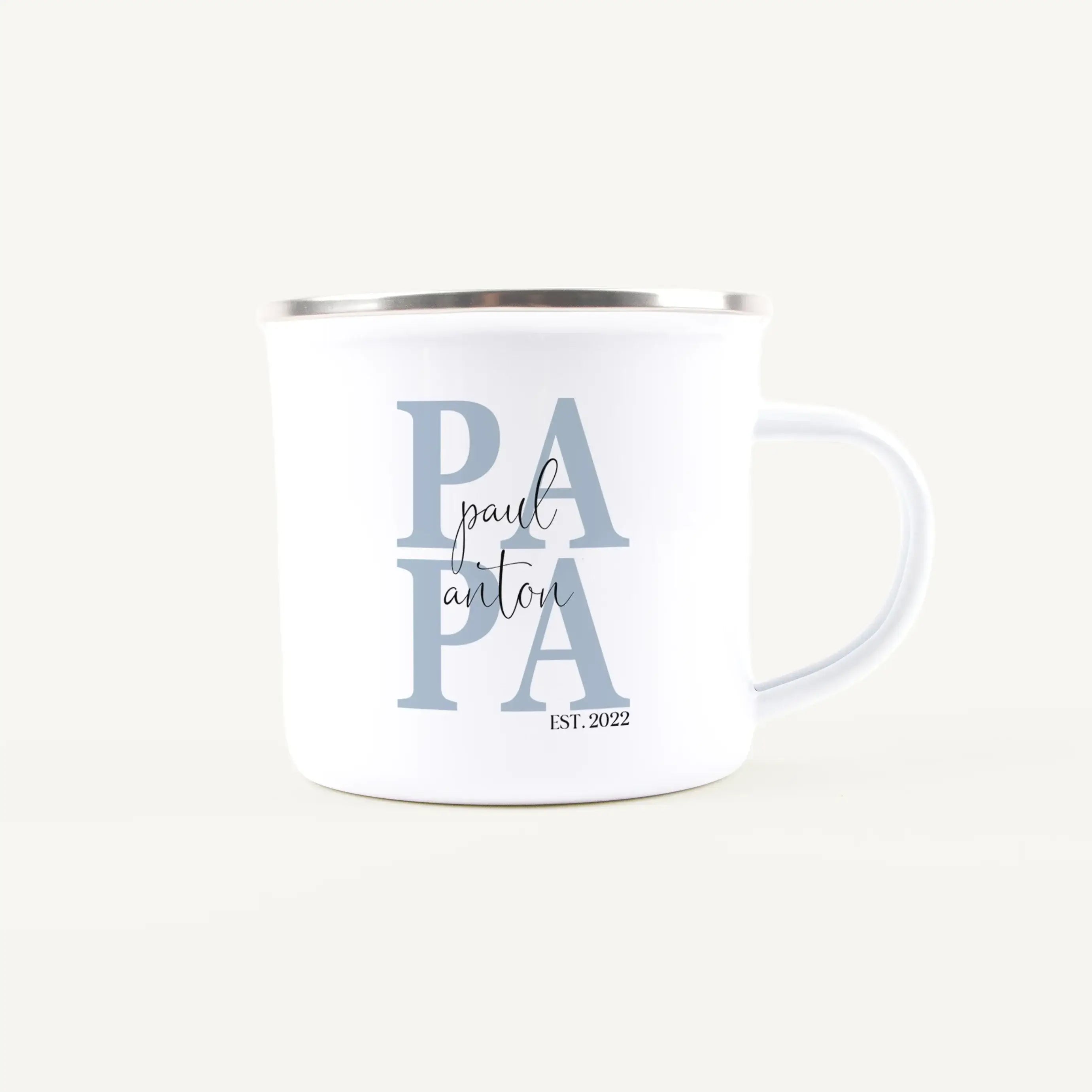 Emaille Tasse Papa seit-Emaille Tasse-famprints-Die Emaille Tasse Papa seit von famprints ist ein persönliches Geschenk, das echte Geschichten festhält und jeden Alltag ein Stück wärmer macht. Mit deinem Wunschjahr und den Namen der Kinder wird aus einer