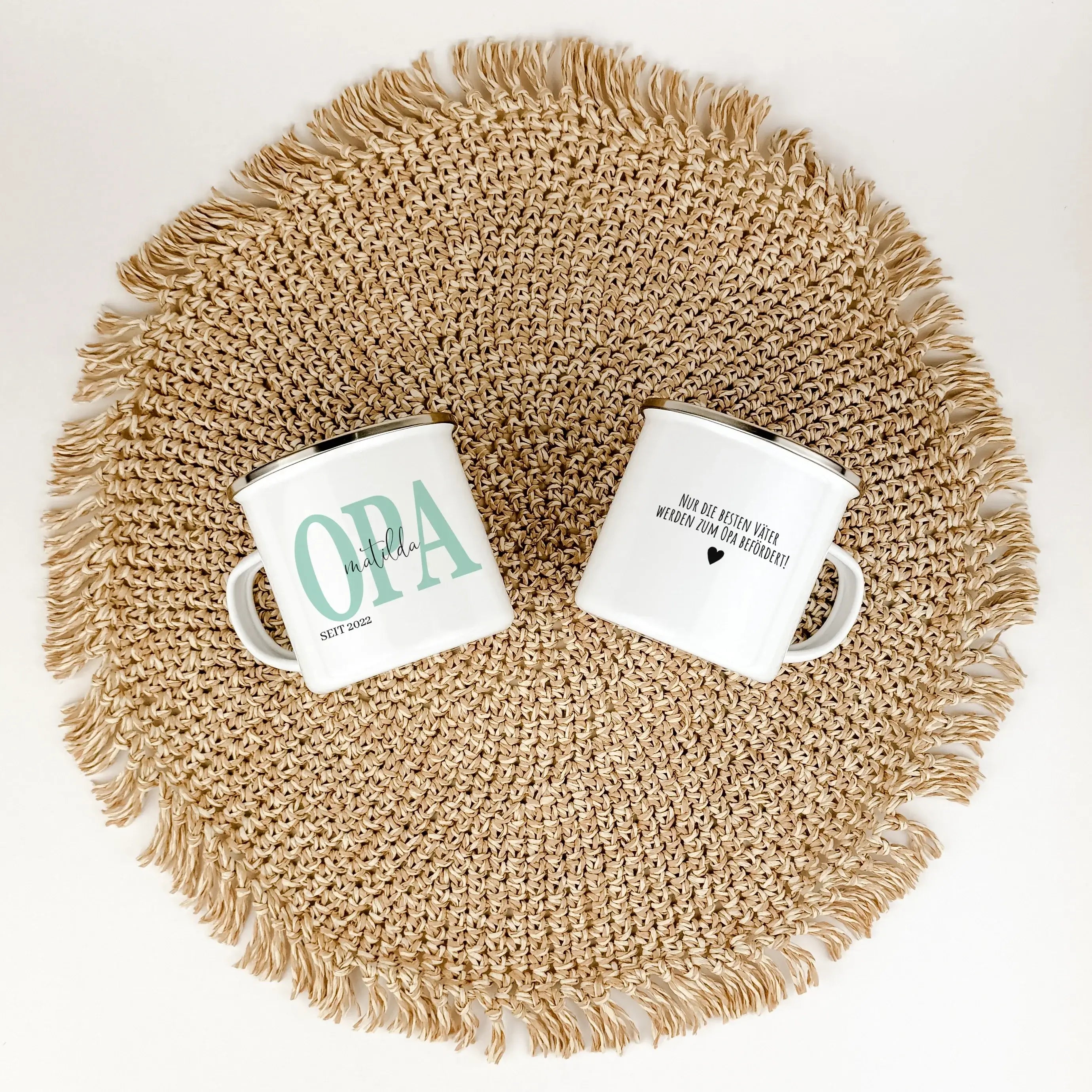 Emaille Tasse Opa seit - Emaille Tasse - famprints - Verschenke ein Stück Liebe und Erinnerung mit unserer einzigartigen Emaille Tasse „Opa seit“. Diese personalisierte Tasse ist nicht nur ein praktisches Accessoire, sondern ein emotionales Geschenk, das