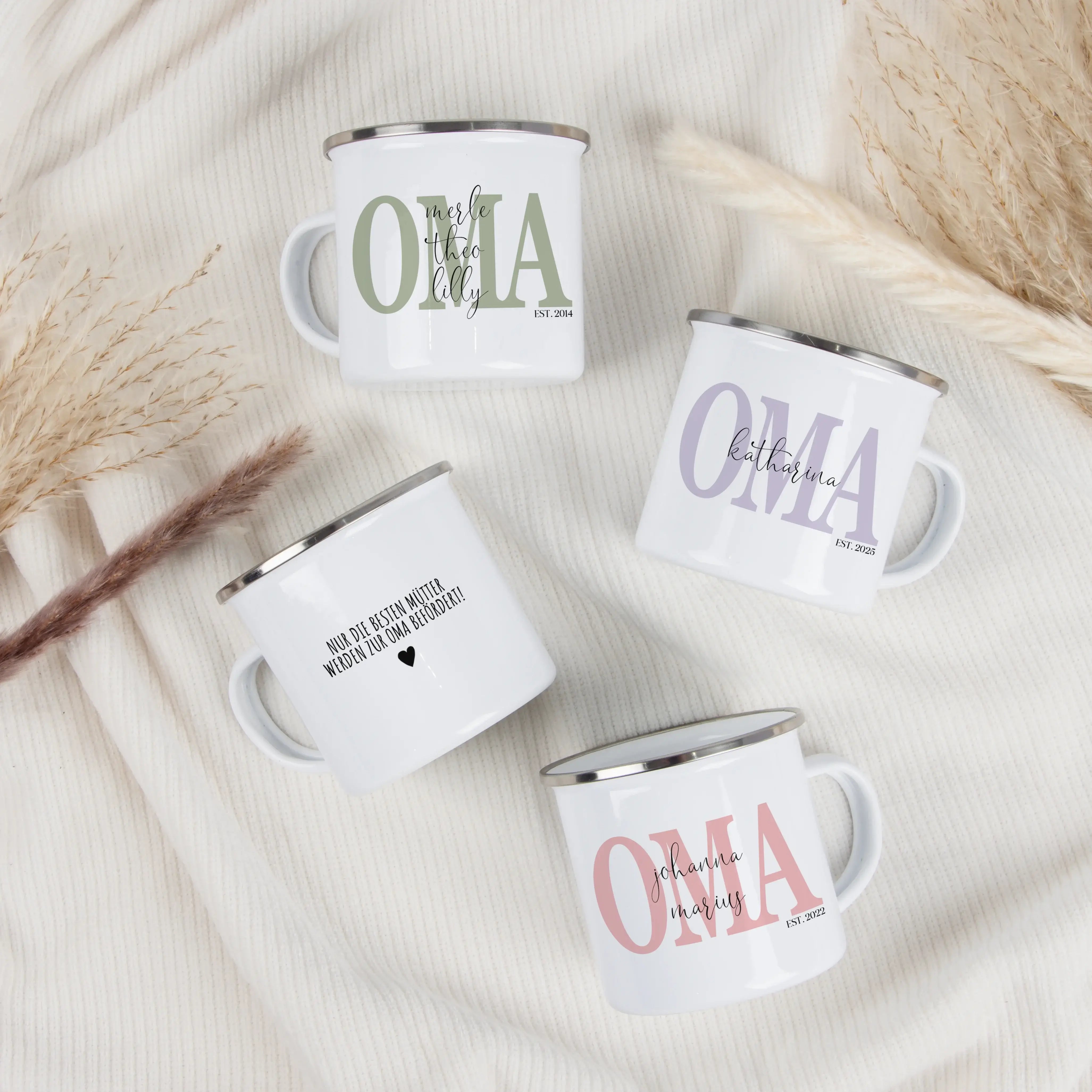 Emaille Tasse Oma seit-Emaille Tasse-famprints-Diese Emaille Tasse Oma seit ist ein Geschenk, das sagt, was oft schwer in Worte zu fassen ist. Du gestaltest sie mit den Namen der Enkelkinder und dem Jahr, seitdem sie Oma ist. So entsteht eine personalisie