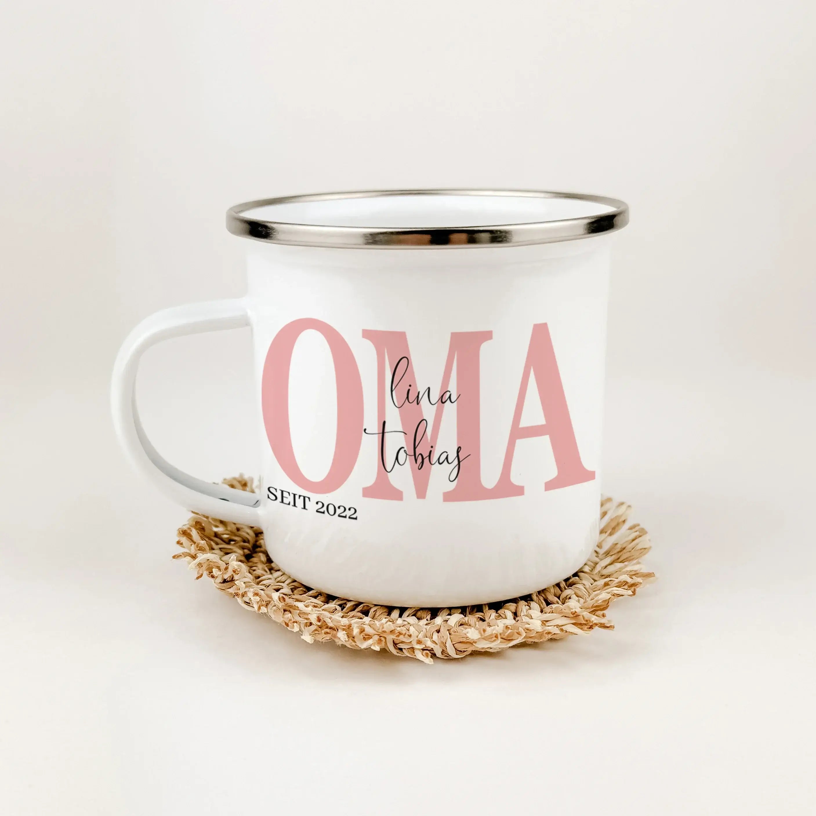 Emaille Tasse Oma seit - Emaille Tasse - famprints - Überrasche deine Oma mit einer ganz besonderen Emaille Tasse, die nicht nur funktional ist, sondern auch von Herzen kommt. Mit dem personalisierten Druck der Namen ihrer Enkelkinder und dem Jahr, in dem