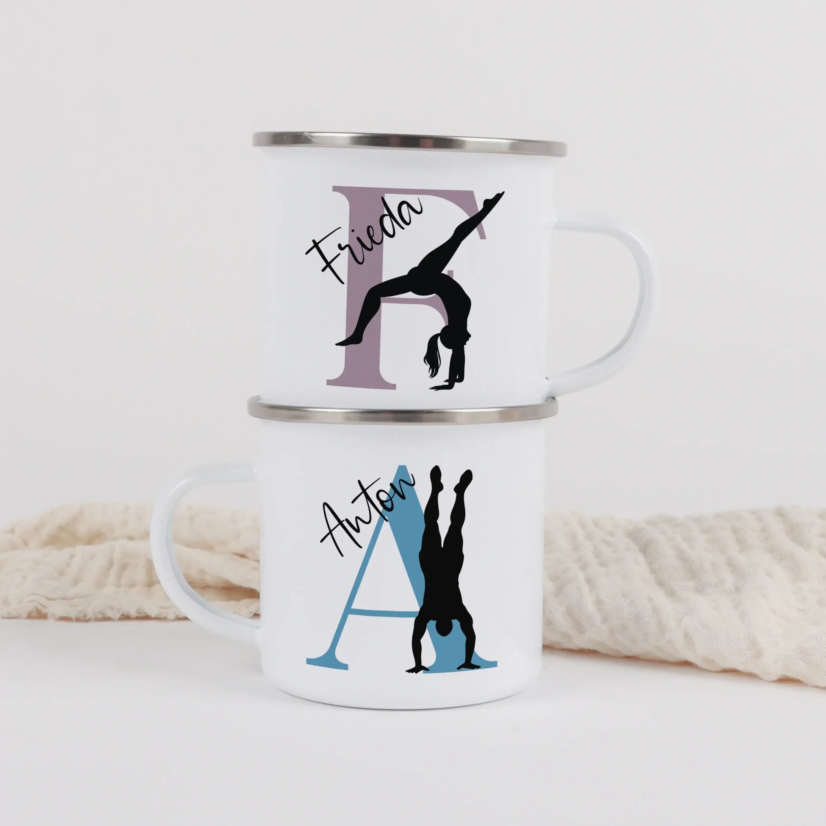 Emaille Tasse mit Namen Turnen-Emaille Tasse-famprints-Mit der Emaille Tasse mit Namen Turnen gestaltest du jeden Trainingstag ein Stück persönlicher. Bei famprints entsteht aus deinem Wunschmotiv ein liebevoll gefertigter Becher, der kleine und große Tur