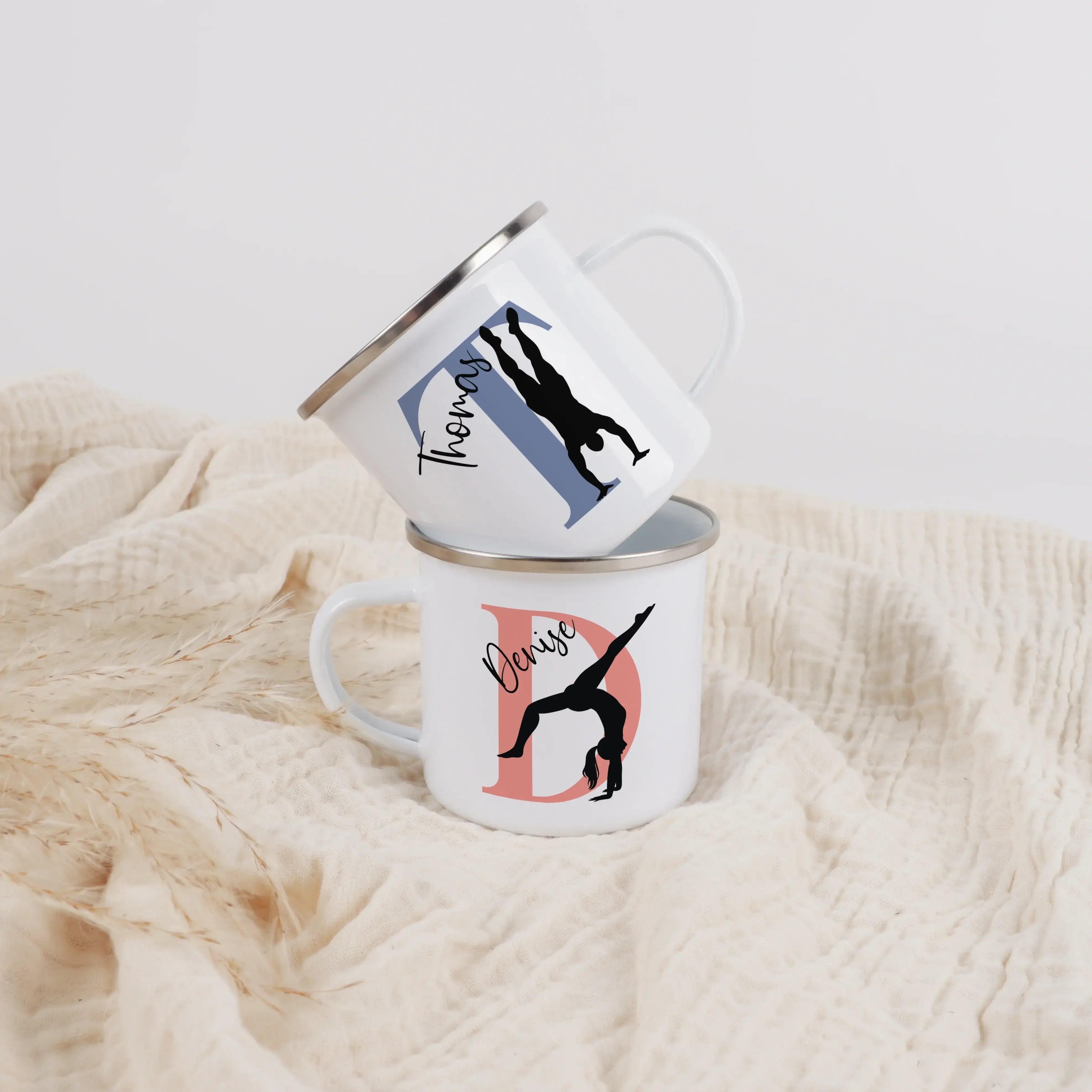 Emaille Tasse mit Namen Turnen-Emaille Tasse-famprints-Mit der Emaille Tasse mit Namen Turnen gestaltest du jeden Trainingstag ein Stück persönlicher. Bei famprints entsteht aus deinem Wunschmotiv ein liebevoll gefertigter Becher, der kleine und große Tur