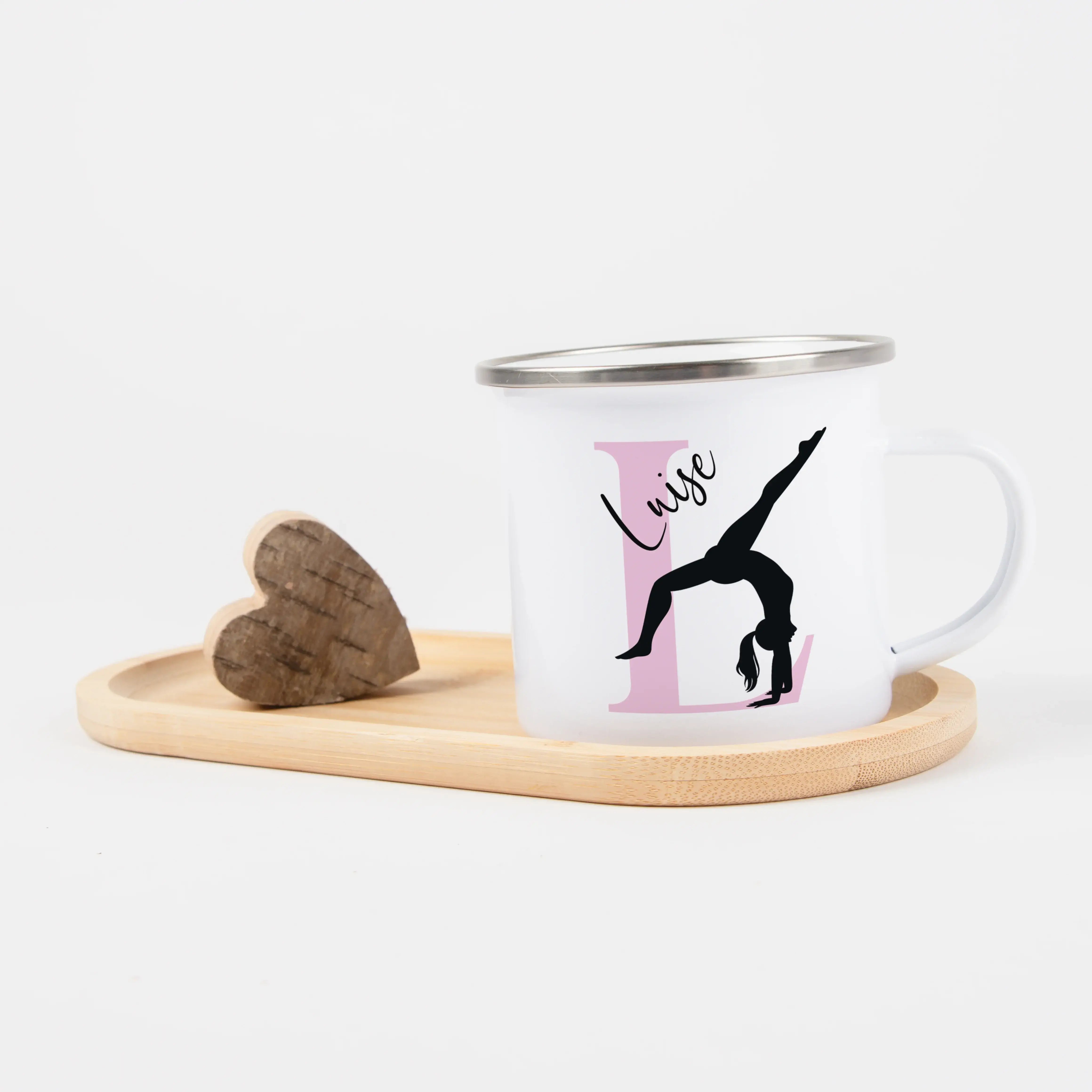 Emaille Tasse mit Namen Turnen-Emaille Tasse-famprints-Mit der Emaille Tasse mit Namen Turnen gestaltest du jeden Trainingstag ein Stück persönlicher. Bei famprints entsteht aus deinem Wunschmotiv ein liebevoll gefertigter Becher, der kleine und große Tur