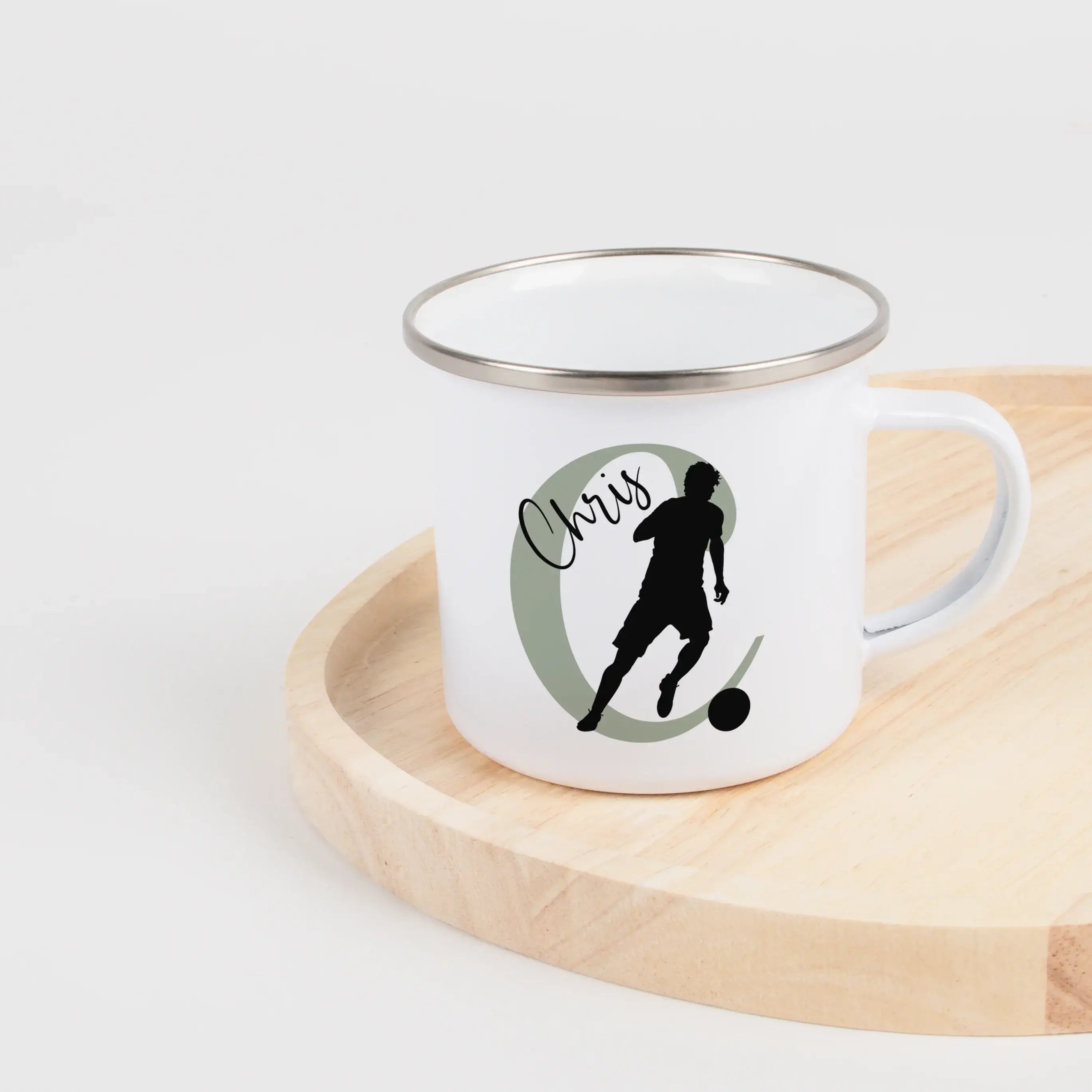 Emaille Tasse mit Namen Fußball-Emaille Tasse-famprints-Die Emaille Tasse mit Namen Fußball von famprints ist eine liebevolle Geschenkidee für Kinder, die ihren Lieblingssport am Frühstückstisch nicht missen wollen. Auf dem weißen Emaille Becher steht wah