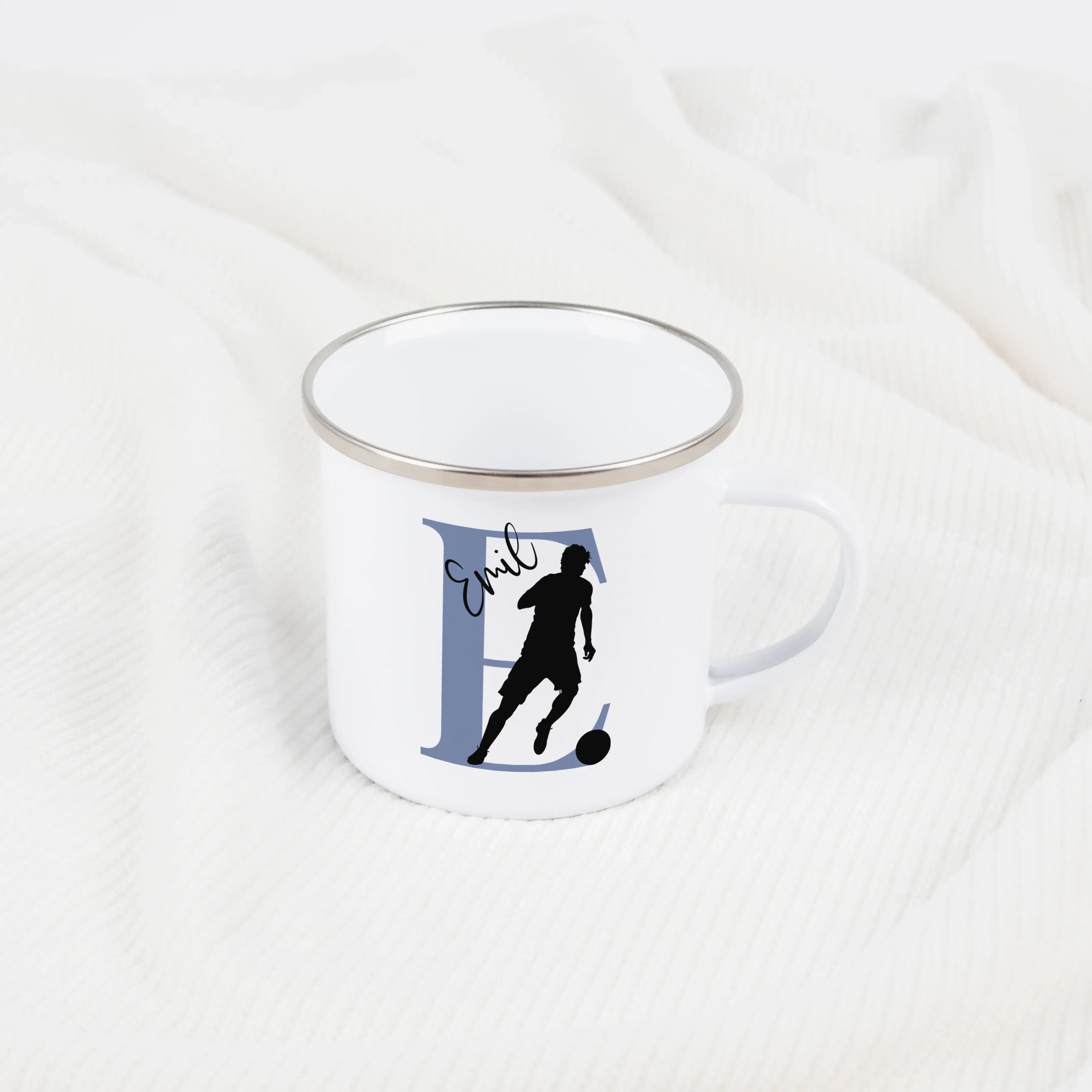 Emaille Tasse mit Namen Fußball-Emaille Tasse-famprints-Die Emaille Tasse mit Namen Fußball von famprints ist eine liebevolle Geschenkidee für Kinder, die ihren Lieblingssport am Frühstückstisch nicht missen wollen. Auf dem weißen Emaille Becher steht wah