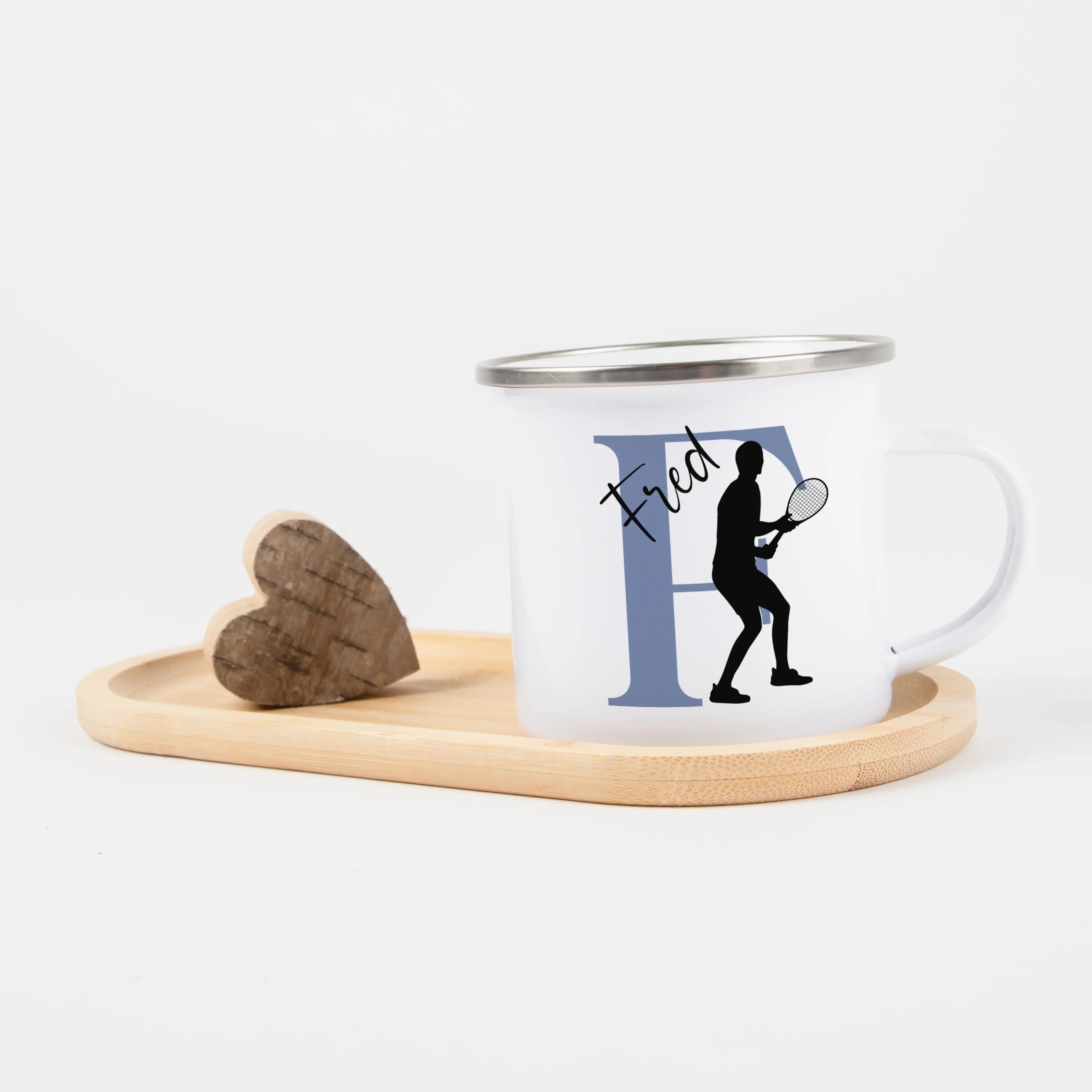 Emaille Tasse mit Namen Tennis-Emaille Tasse-famprints-Die Emaille Tasse mit Namen Tennis von famprints verbindet deinen Sportmoment mit einem persönlichen Detail, das jeden Schluck besonders macht. Auf dem leichten Emaille Becher trifft dein Name auf ein