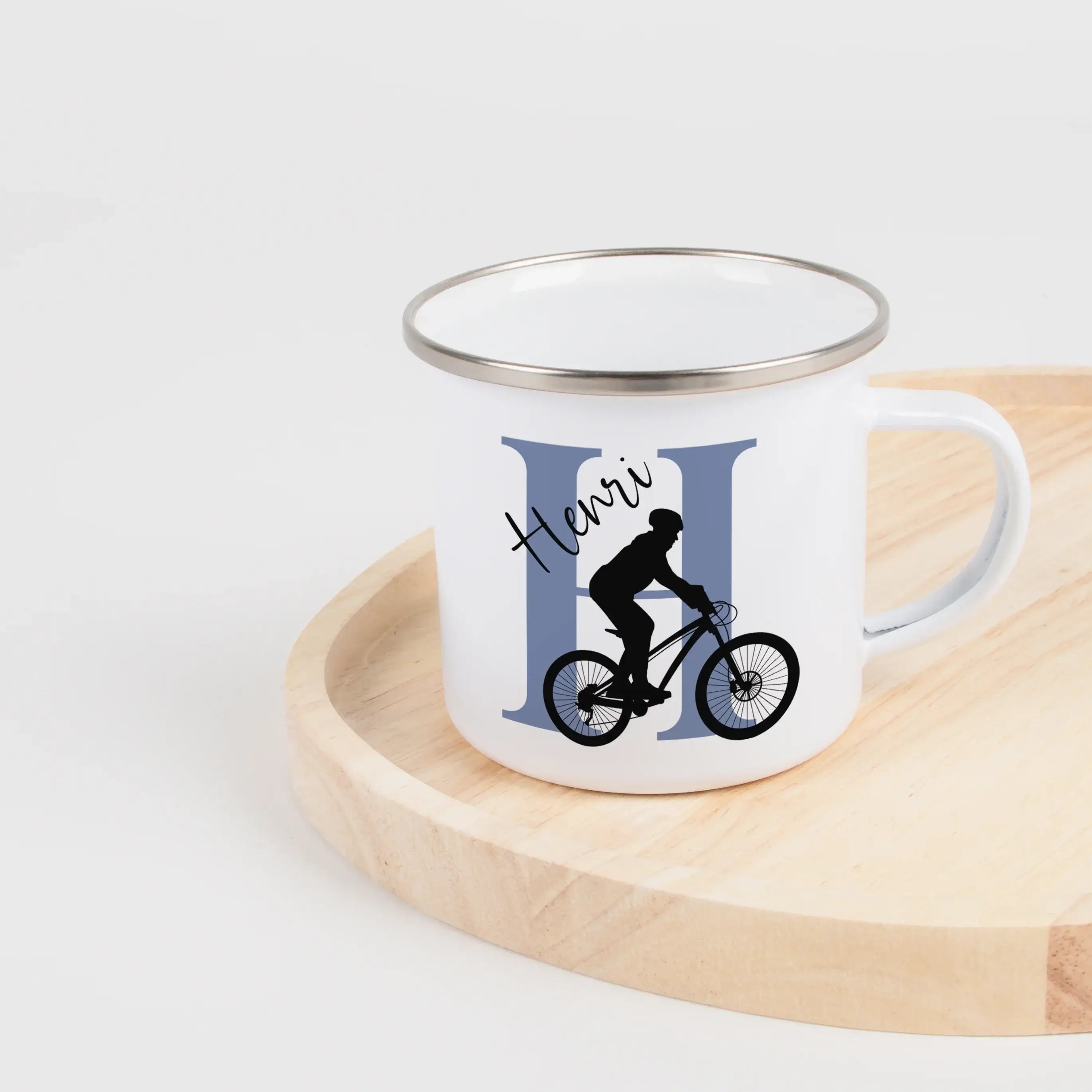 Emaille Tasse mit Namen Fahrrad-Emaille Tasse-famprints-Die Emaille Tasse mit Namen Fahrrad von famprints verbindet persönliches Design mit alltagstauglicher Leichtigkeit und ist ideal für kleine und große Fahrradfans. Mit ihren 300 ml eignet sie sich per