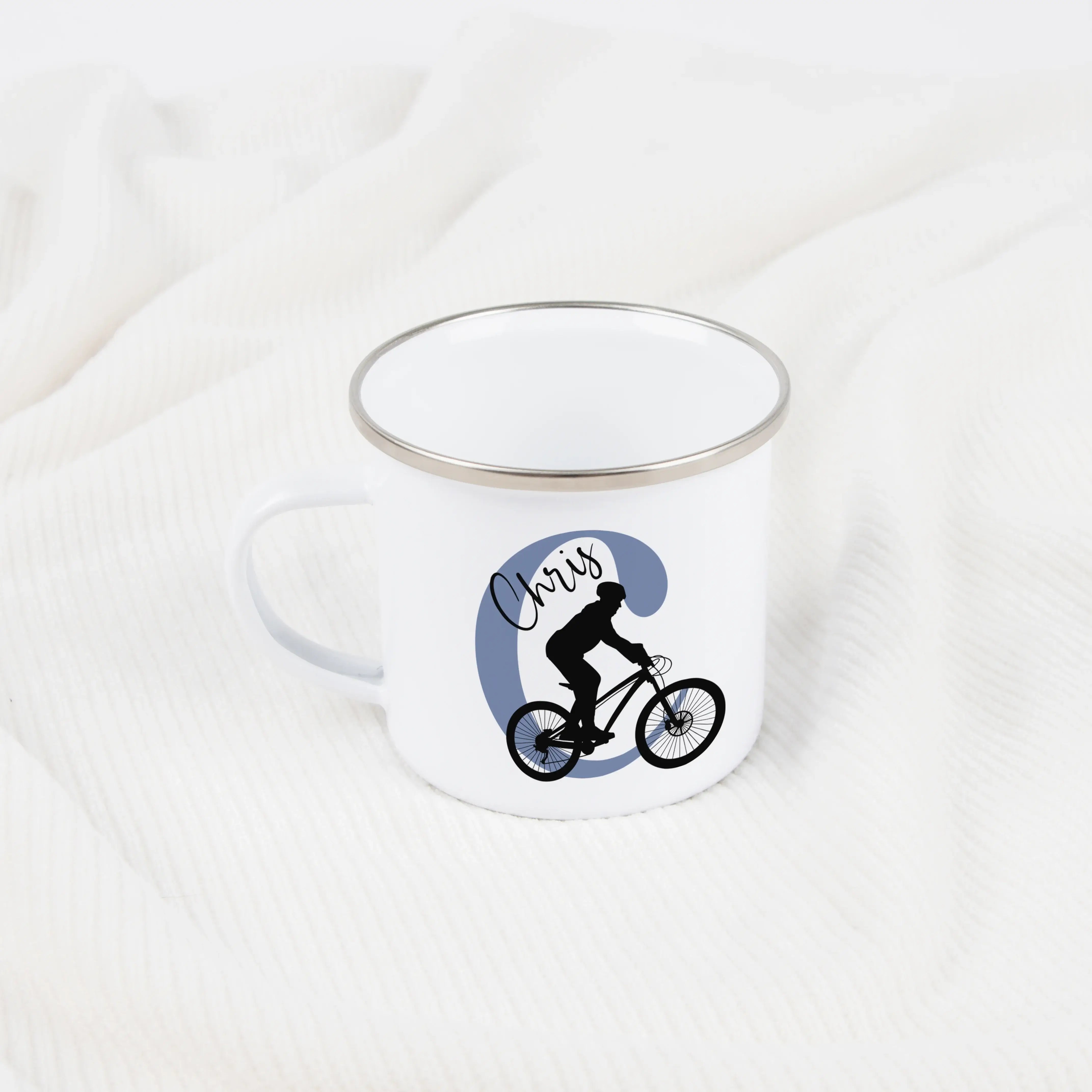 Emaille Tasse mit Namen Fahrrad-Emaille Tasse-famprints-Die Emaille Tasse mit Namen Fahrrad von famprints verbindet persönliches Design mit alltagstauglicher Leichtigkeit und ist ideal für kleine und große Fahrradfans. Mit ihren 300 ml eignet sie sich per