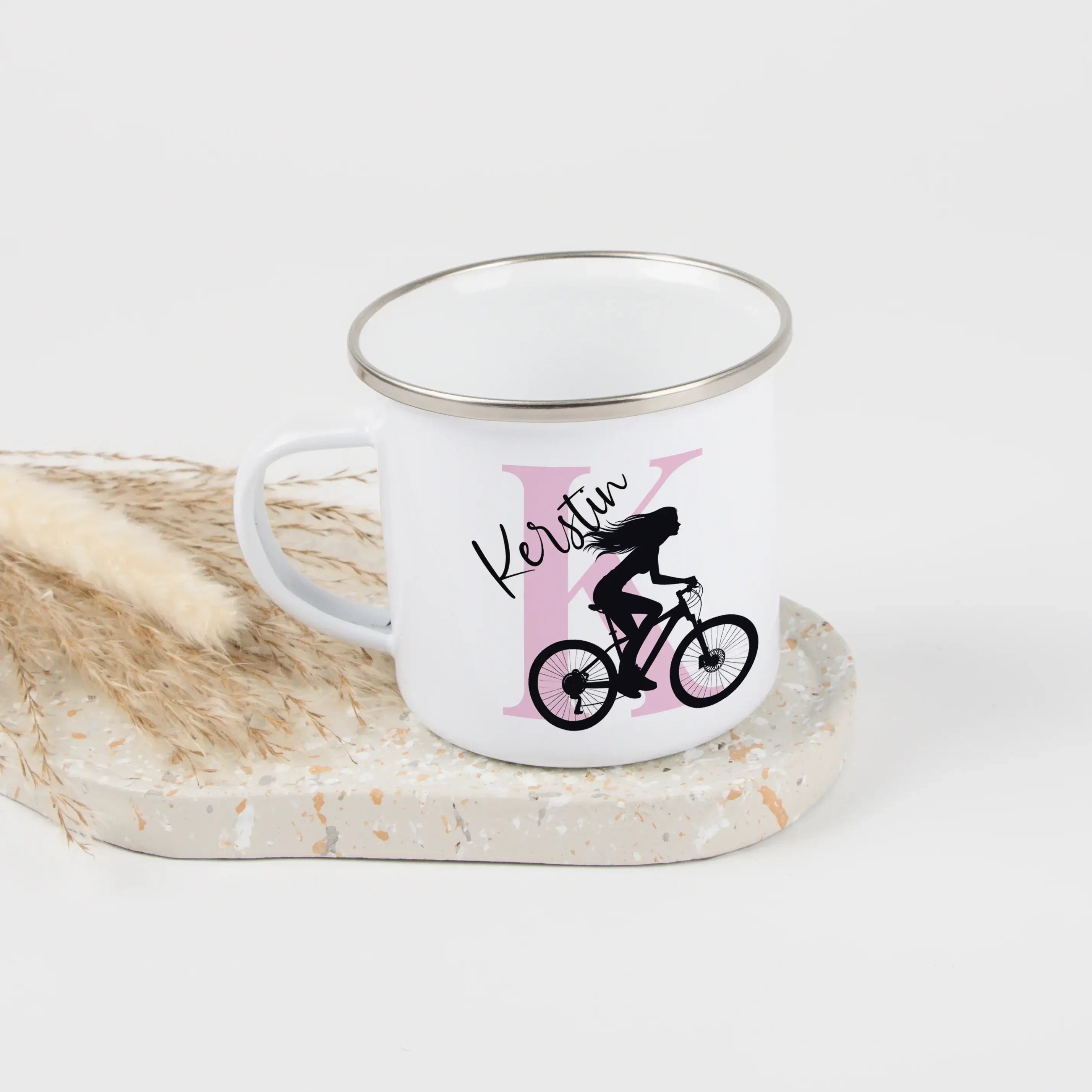 Emaille Tasse mit Namen Fahrrad-Emaille Tasse-famprints-Die Emaille Tasse mit Namen Fahrrad von famprints verbindet persönliches Design mit alltagstauglicher Leichtigkeit und ist ideal für kleine und große Fahrradfans. Mit ihren 300 ml eignet sie sich per