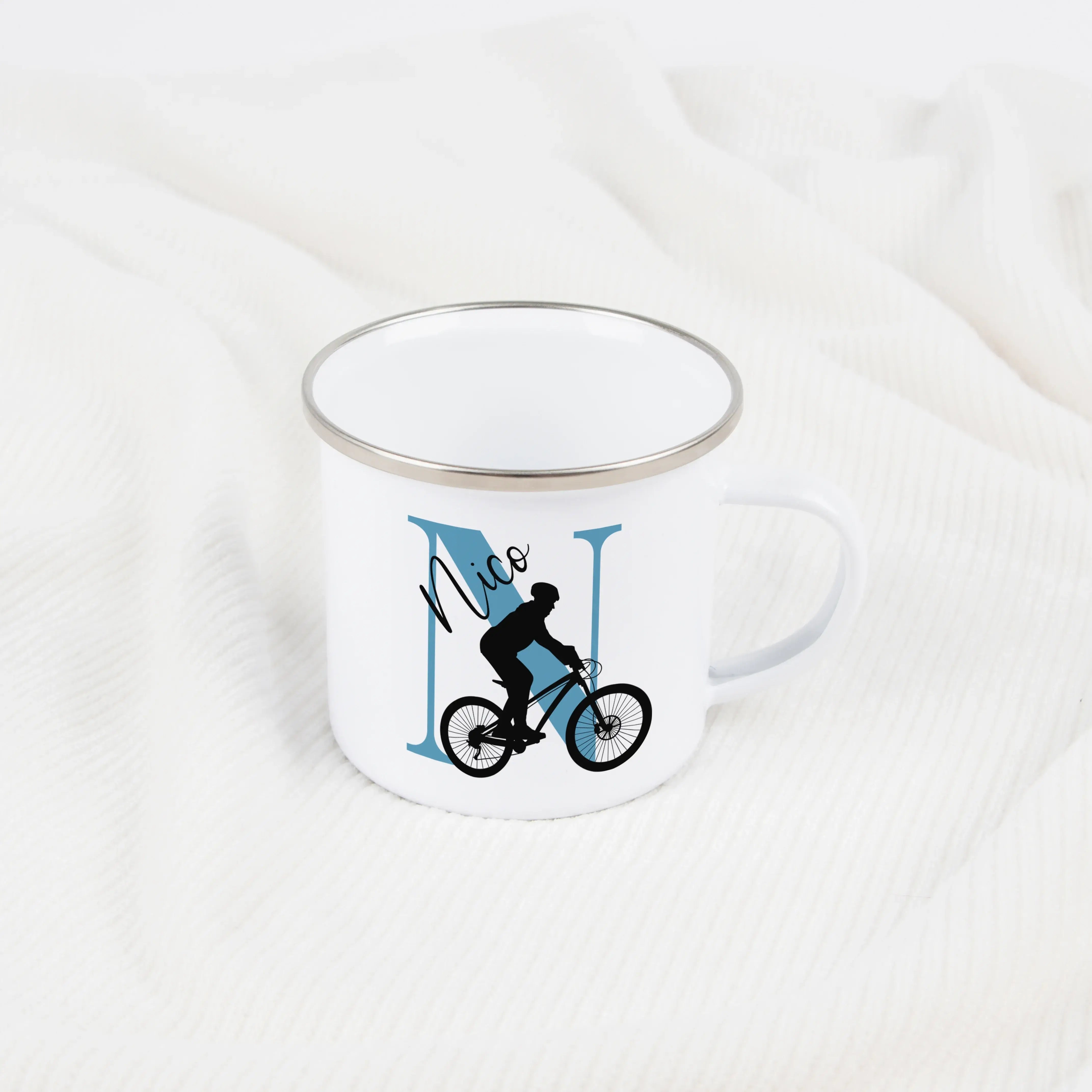 Emaille Tasse mit Namen Fahrrad-Emaille Tasse-famprints-Die Emaille Tasse mit Namen Fahrrad von famprints verbindet persönliches Design mit alltagstauglicher Leichtigkeit und ist ideal für kleine und große Fahrradfans. Mit ihren 300 ml eignet sie sich per