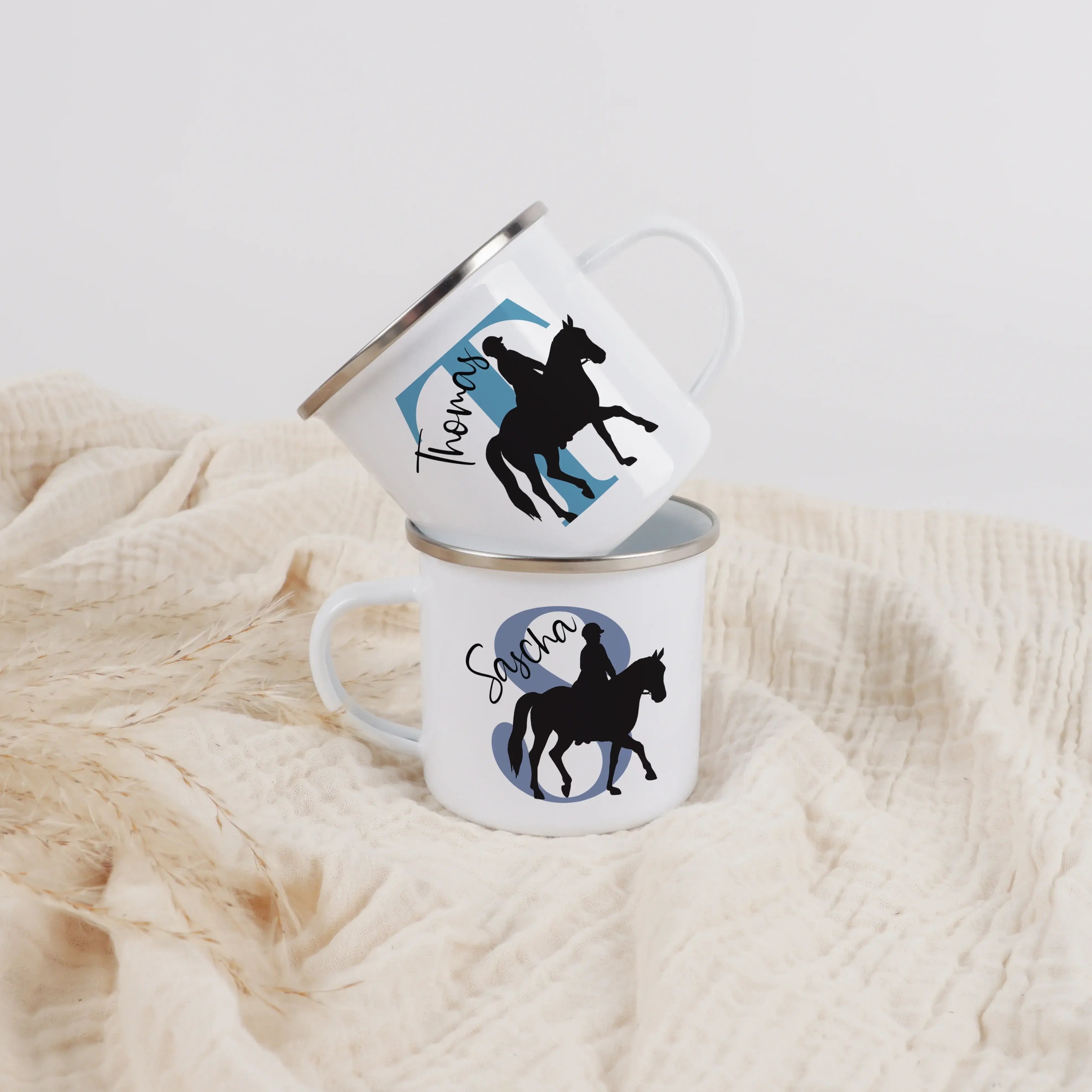 Emaille Tasse mit Namen Reiten-Emaille Tasse-famprints-Eine Emaille Tasse mit Namen Reiten bringt die Faszination rund um Pferde, Stallleben und Ausritte direkt in den Alltag. Bei famprints gestaltest du aus einer leichten Emaille Tasse ein persönliches G