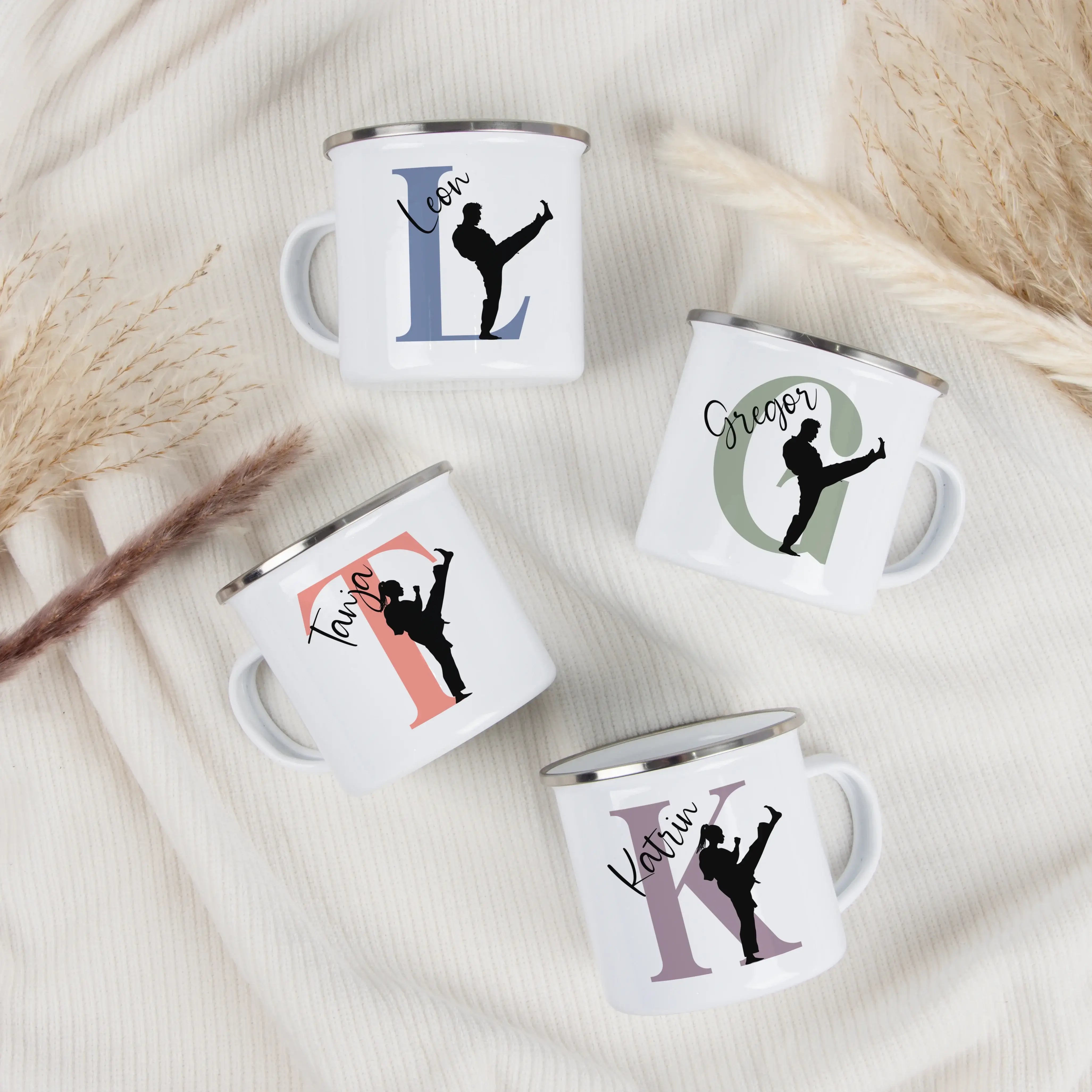 Emaille Tasse mit Namen Judo-Emaille Tasse-famprints-Die Emaille Tasse mit Namen Judo von famprints verbindet persönliche Gestaltung mit liebevollem Design und macht jeden Schluck zu einem kleinen Glücksmoment. Mit deinem Wunschnamen und einer passenden J
