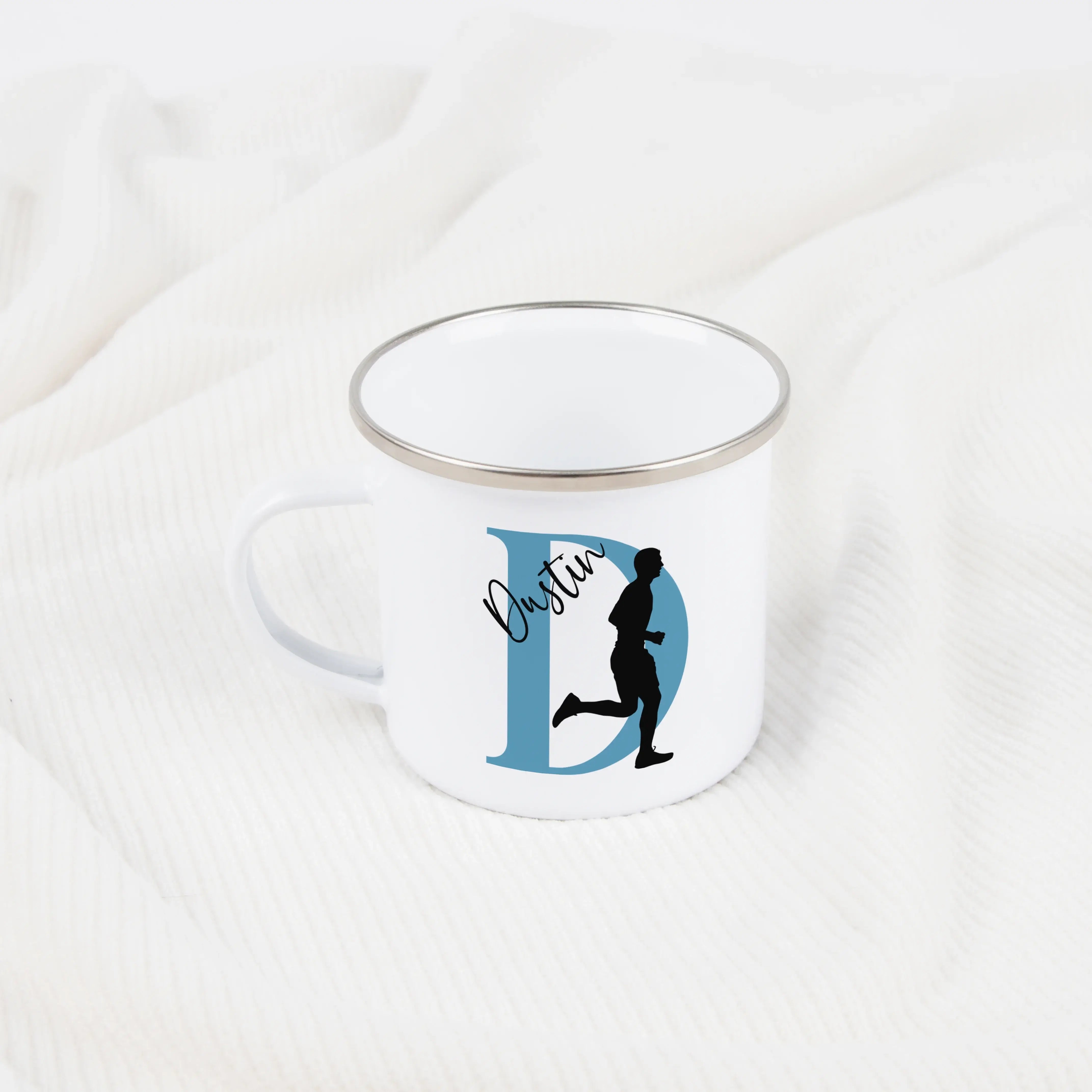 Emaille Tasse mit Namen Laufen-Emaille Tasse-famprints-Mit der Emaille Tasse mit Namen Laufen von famprints bekommst du ein personalisiertes Produkt, das deine Leidenschaft für den Laufsport sichtbar macht. Dein Name wird stilvoll mit einem Laufmotiv komb