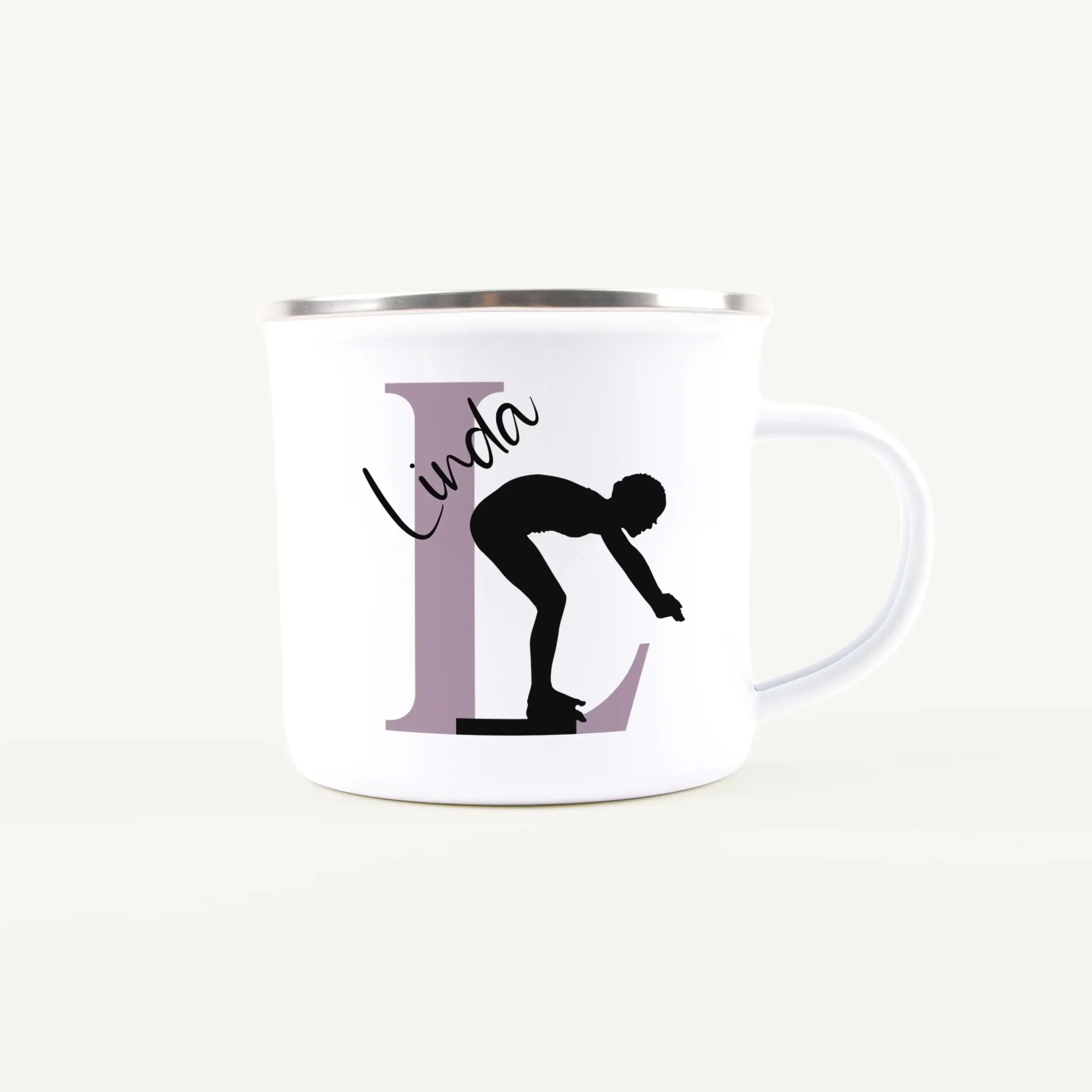 Emaille Tasse mit Namen Schwimmen-Emaille Tasse-famprints-Die Emaille Tasse mit Namen Schwimmen von famprints bringt Kindern, die das Wasser lieben, ein Stück ihres Hobbys an den Frühstückstisch. Das personalisierte Schwimmer-Motiv wird in Deutschland ges
