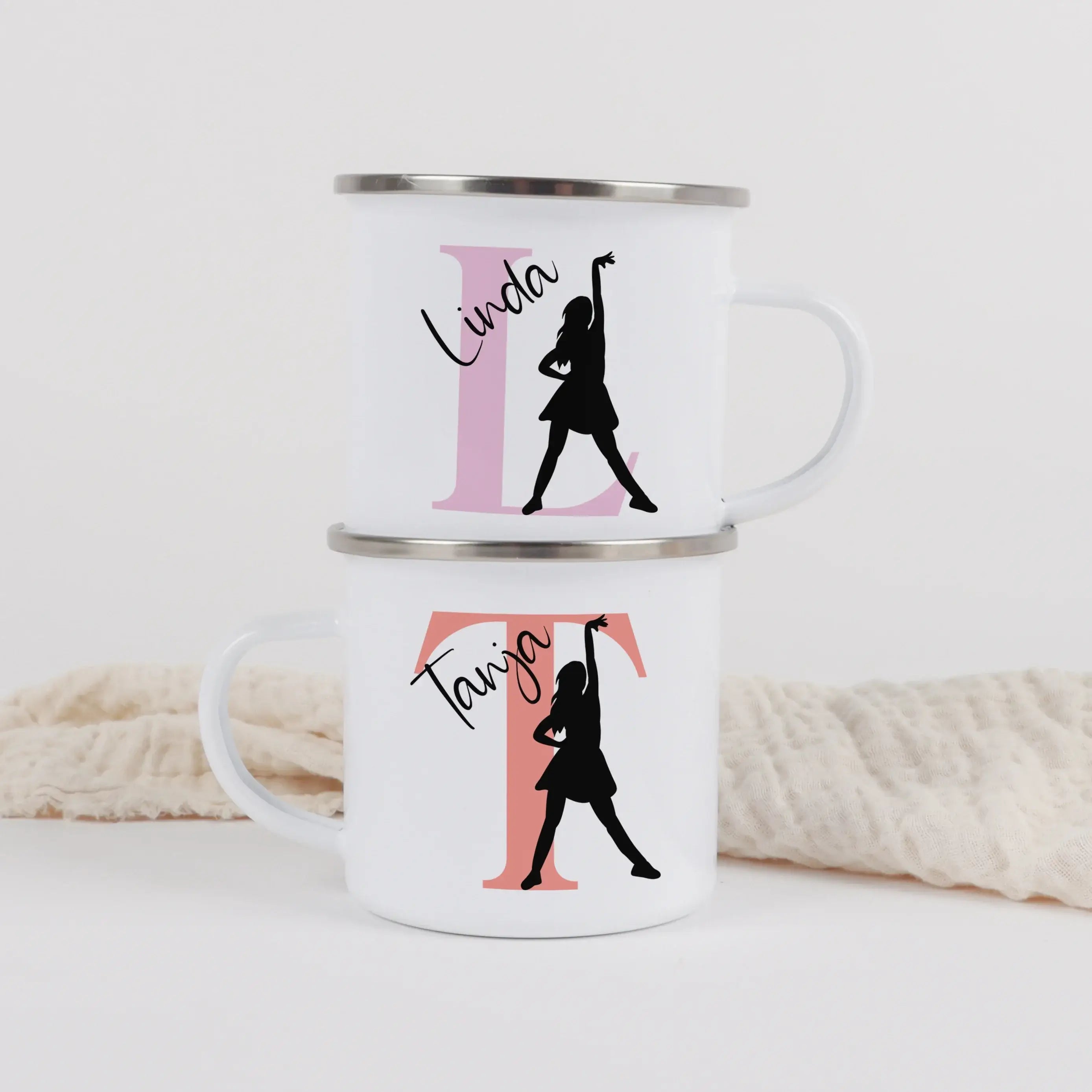 Emaille Tasse mit Namen Tanzen-Emaille Tasse-famprints-Mit der Emaille Tasse mit Namen Tanzen von famprints verschenkst du etwas Persönliches, das genau zur Leidenschaft passt. Ob Ballett, Hip-Hop oder moderner Tanz – das liebevoll gestaltete Motiv in Kom