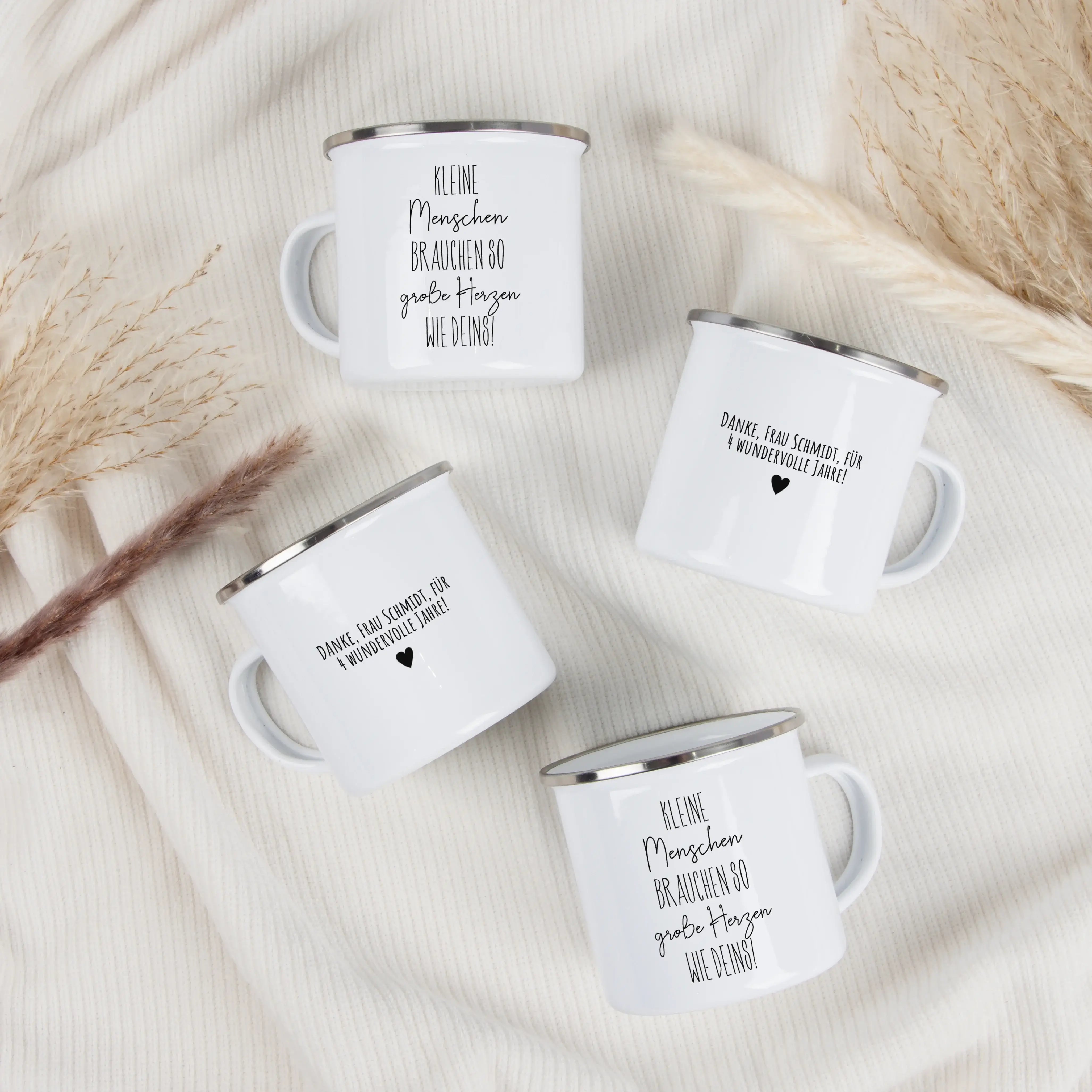 Emaille Tasse kleine Herzen-Emaille Tasse-famprints-Die Emaille Tasse kleine Herzen von famprints trägt den liebevollen Spruch „kleine Menschen brauchen so große Herzen wie deins“ und sagt damit auf einfache, ehrliche Weise Danke. Sie richtet sich an Mens