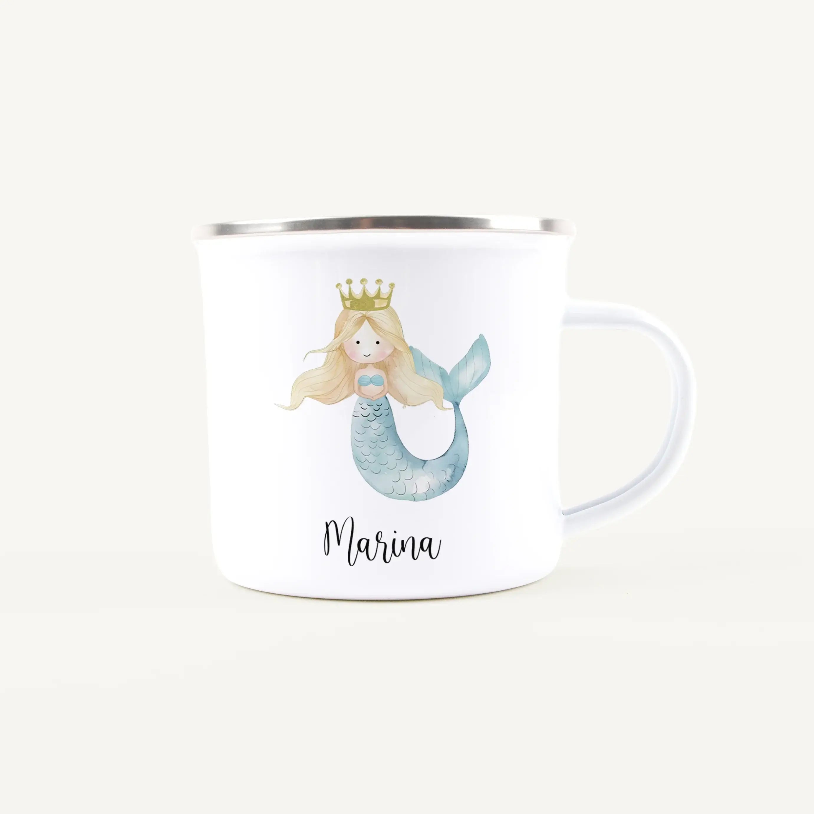 Emaille Tasse Meerjungfrau Azura-Emaille Tasse-famprints-Die Emaille Tasse Meerjungfrau Azura bringt die Magie der Unterwasserwelt direkt in deinen Alltag und verwandelt jeden Schluck in einen kleinen Glücksmoment. Bei famprints gestalten wir aus hochwert