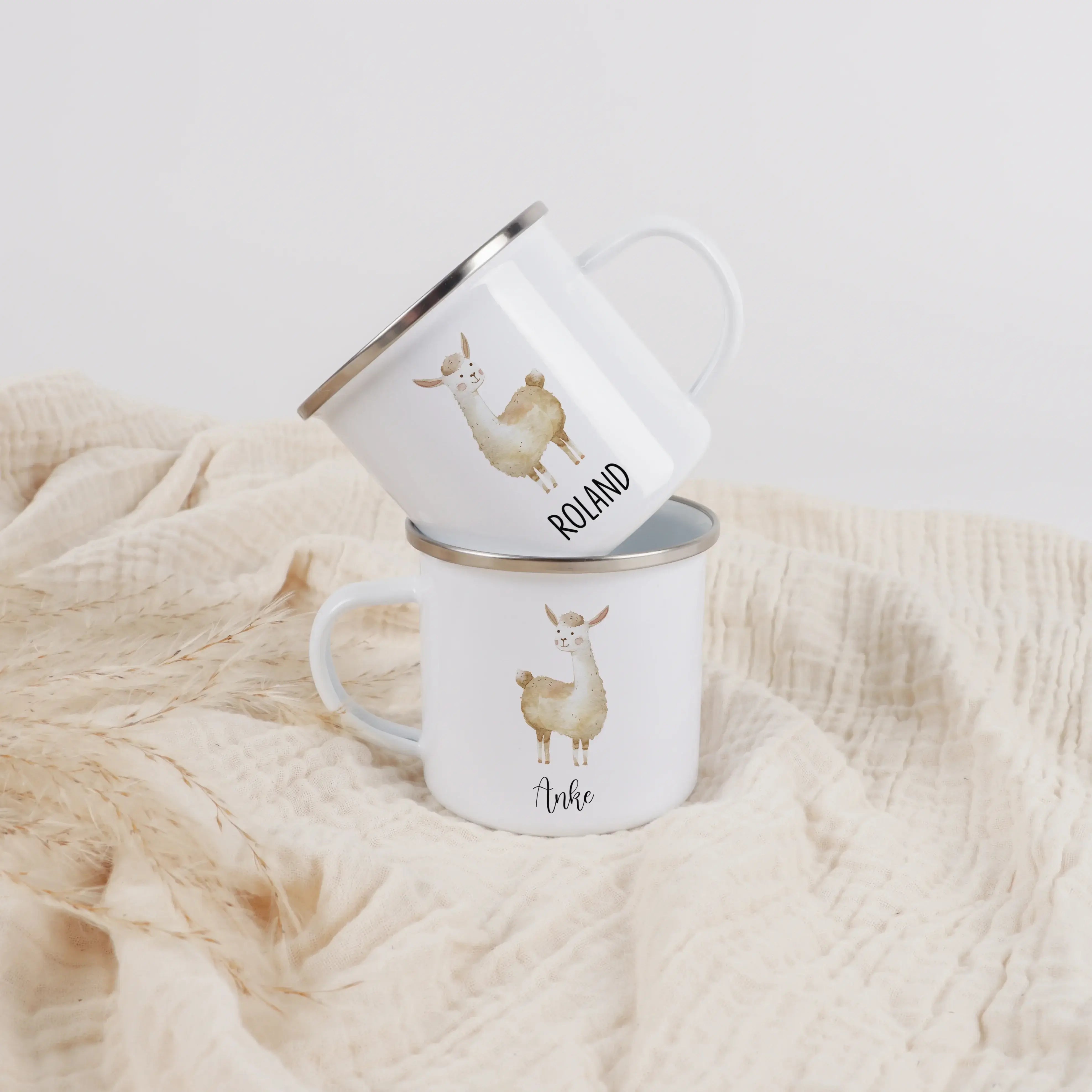 Emaille Tasse Lama-Emaille Tasse-famprints-Die Emaille Tasse Lama von famprints verbindet ein liebevolles Design mit einer persönlichen Note, die jedes Geschenk besonders macht. Das sanfte Lama Motiv in Aquarelloptik spricht Kinder sofort an und wird durc