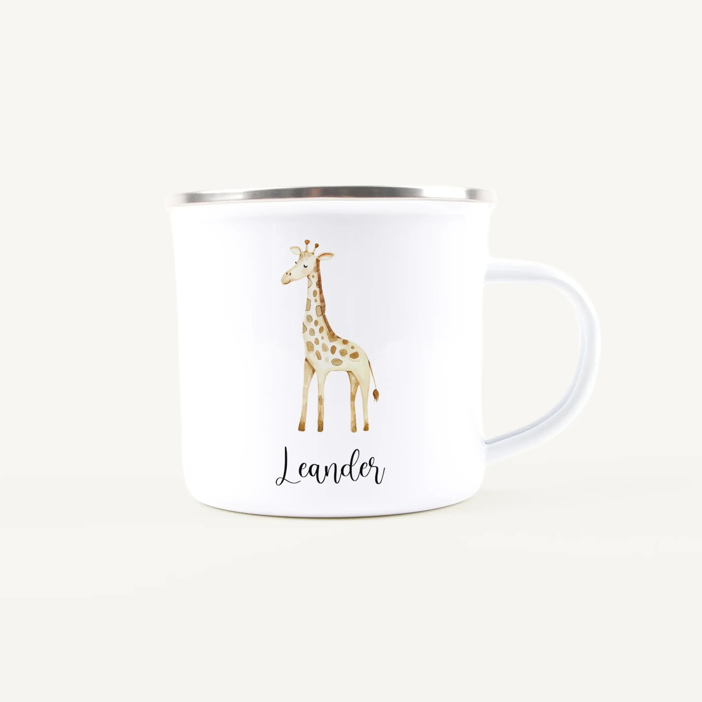 Emaille Tasse Giraffe No1-Emaille Tasse-famprints-Die Emaille Tasse Giraffe No1 von famprints verbindet liebevolles Design mit einem persönlichen Touch, der jeden Moment am Frühstückstisch ein bisschen besonderer macht. Das zarte Aquarellmotiv der kleinen