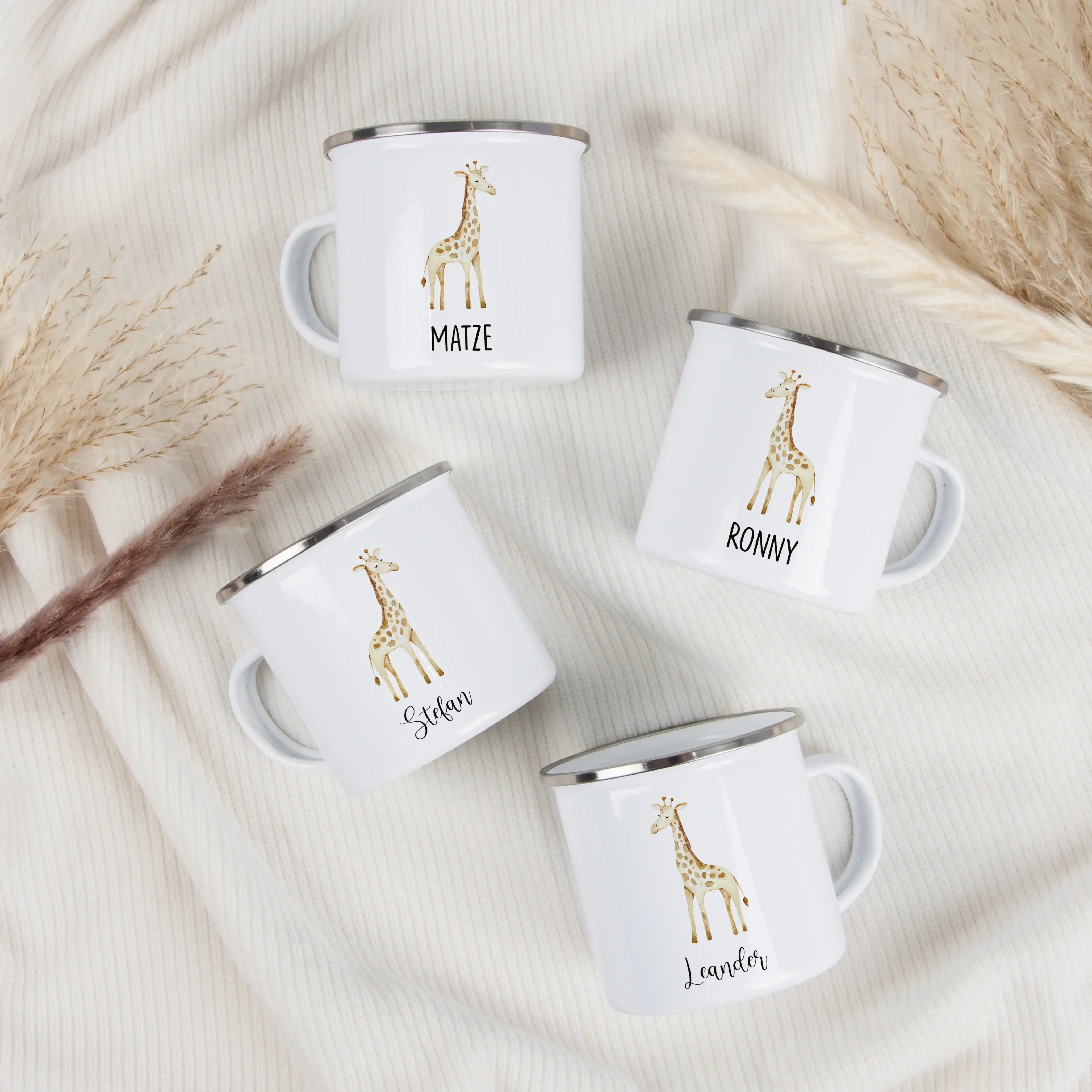 Emaille Tasse Giraffe No1-Emaille Tasse-famprints-Die Emaille Tasse Giraffe No1 von famprints verbindet liebevolles Design mit einem persönlichen Touch, der jeden Moment am Frühstückstisch ein bisschen besonderer macht. Das zarte Aquarellmotiv der kleinen