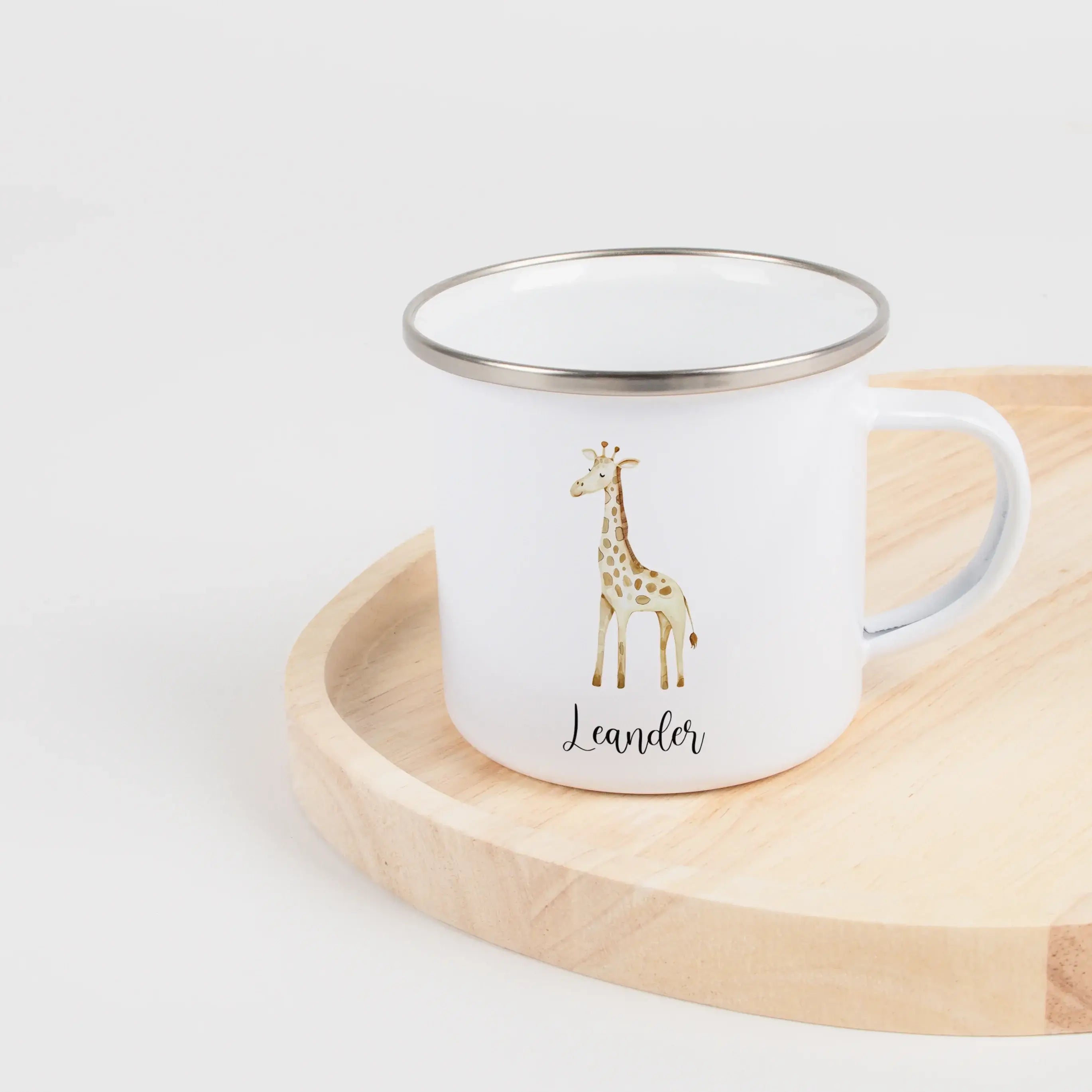 Emaille Tasse Giraffe No1-Emaille Tasse-famprints-Die Emaille Tasse Giraffe No1 von famprints verbindet liebevolles Design mit einem persönlichen Touch, der jeden Moment am Frühstückstisch ein bisschen besonderer macht. Das zarte Aquarellmotiv der kleinen