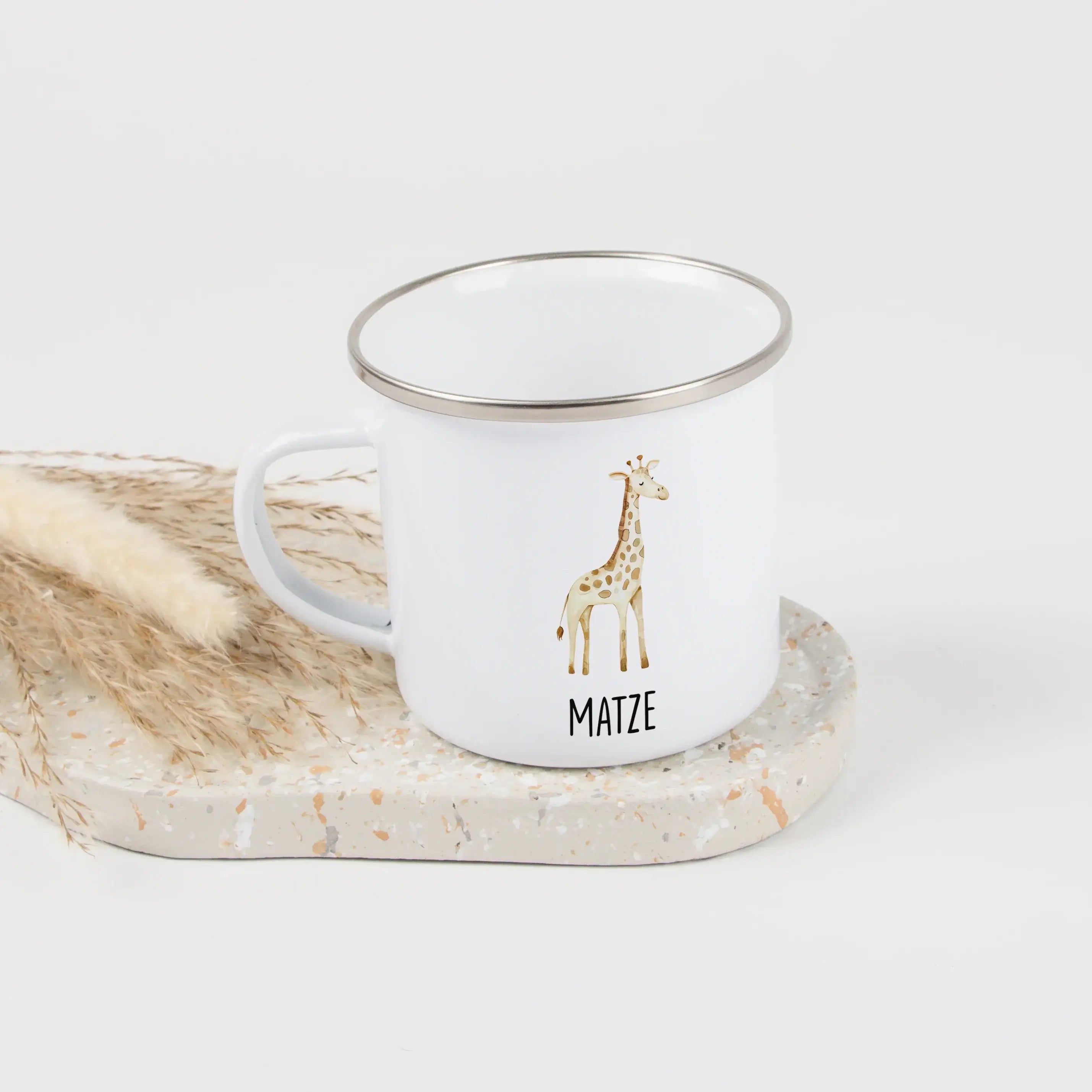 Emaille Tasse Giraffe No1-Emaille Tasse-famprints-Die Emaille Tasse Giraffe No1 von famprints verbindet liebevolles Design mit einem persönlichen Touch, der jeden Moment am Frühstückstisch ein bisschen besonderer macht. Das zarte Aquarellmotiv der kleinen