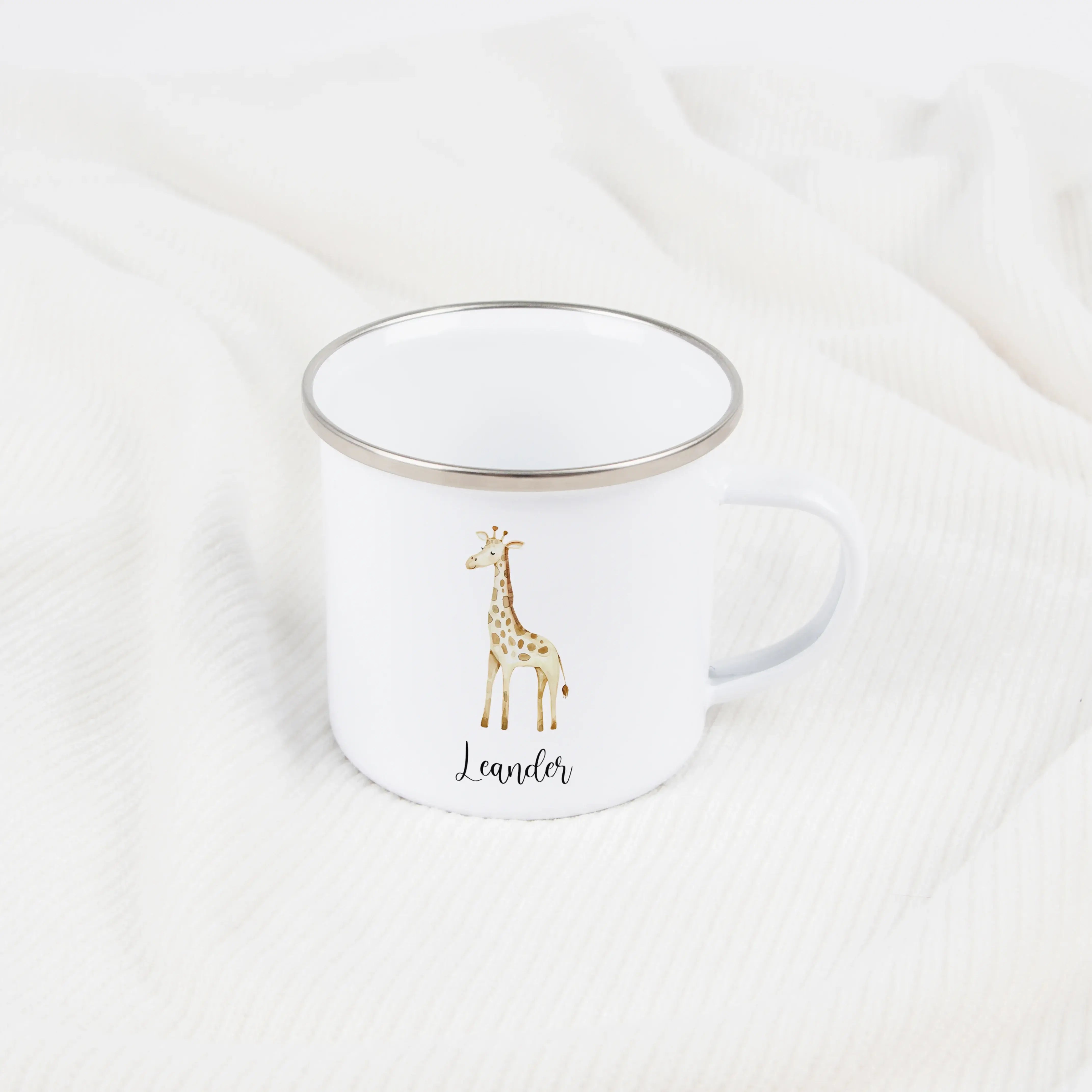 Emaille Tasse Giraffe No1-Emaille Tasse-famprints-Die Emaille Tasse Giraffe No1 von famprints verbindet liebevolles Design mit einem persönlichen Touch, der jeden Moment am Frühstückstisch ein bisschen besonderer macht. Das zarte Aquarellmotiv der kleinen