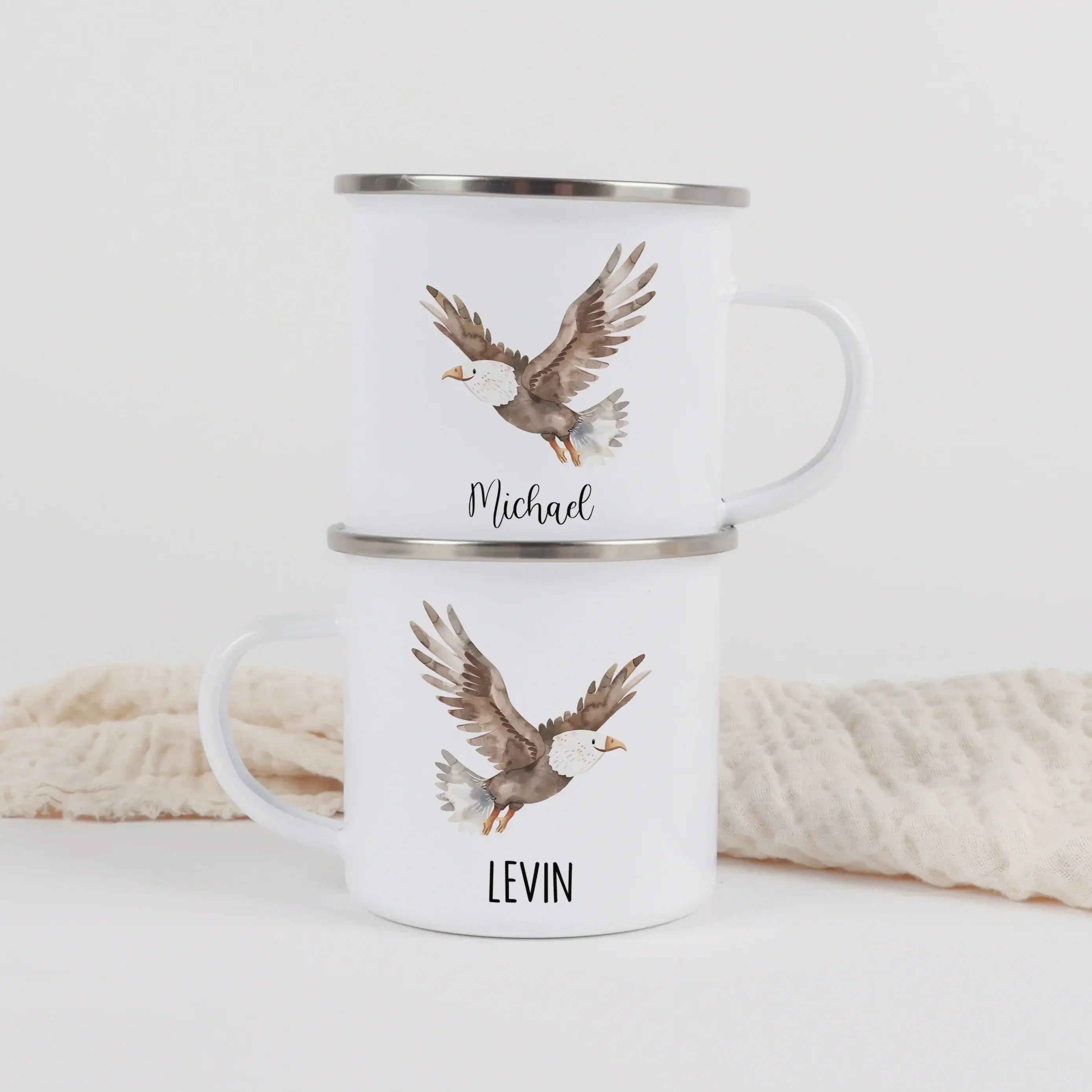 Emaille Tasse Adler-Emaille Tasse-famprints-Die Emaille Tasse Adler von famprints bringt ein liebevoll gestaltetes Aquarellmotiv in deinen Alltag und wird durch deinen Wunschnamen zu einem persönlichen Begleiter. Der leichte Campingbecher mit 300 ml Füllm