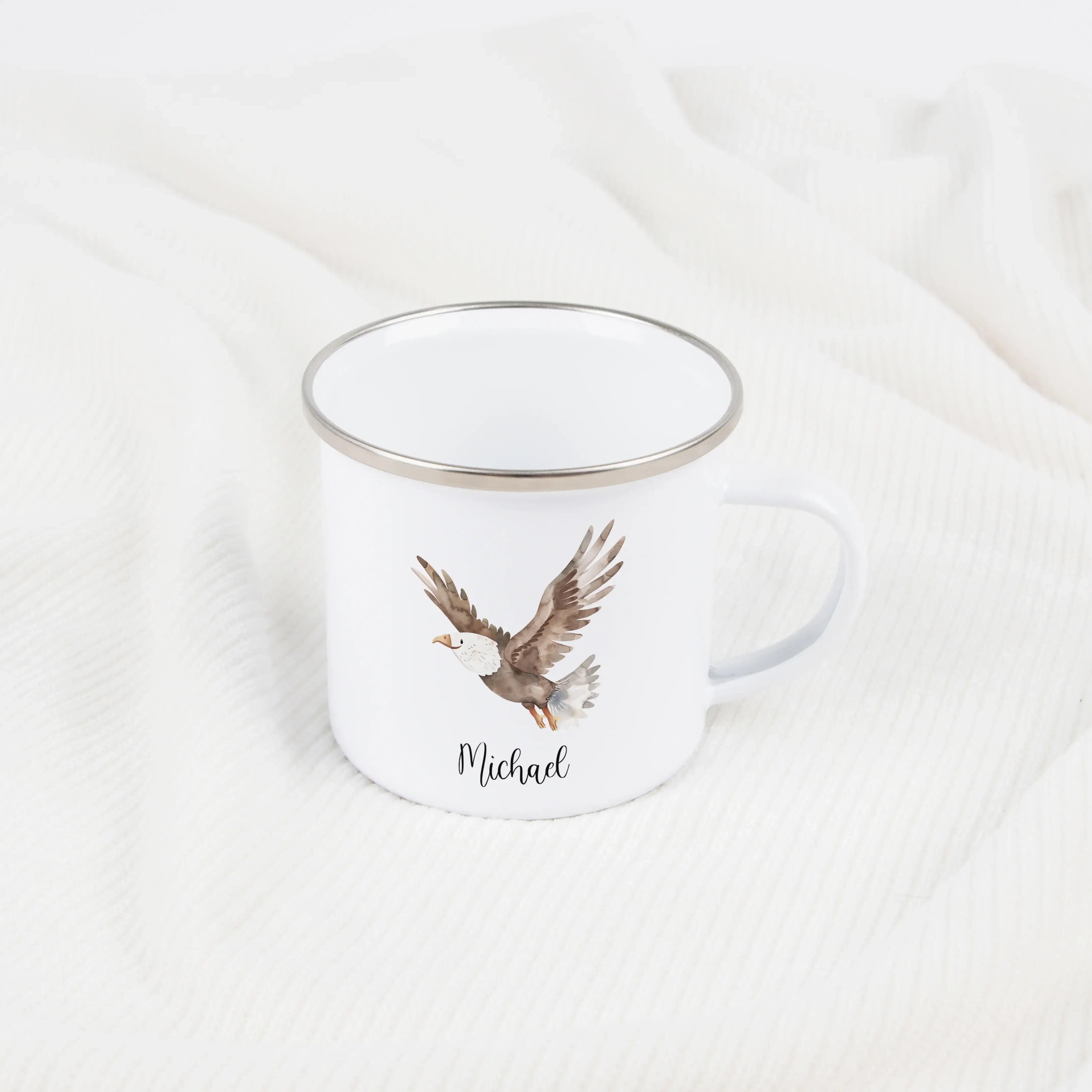 Emaille Tasse Adler-Emaille Tasse-famprints-Die Emaille Tasse Adler von famprints bringt ein liebevoll gestaltetes Aquarellmotiv in deinen Alltag und wird durch deinen Wunschnamen zu einem persönlichen Begleiter. Der leichte Campingbecher mit 300 ml Füllm