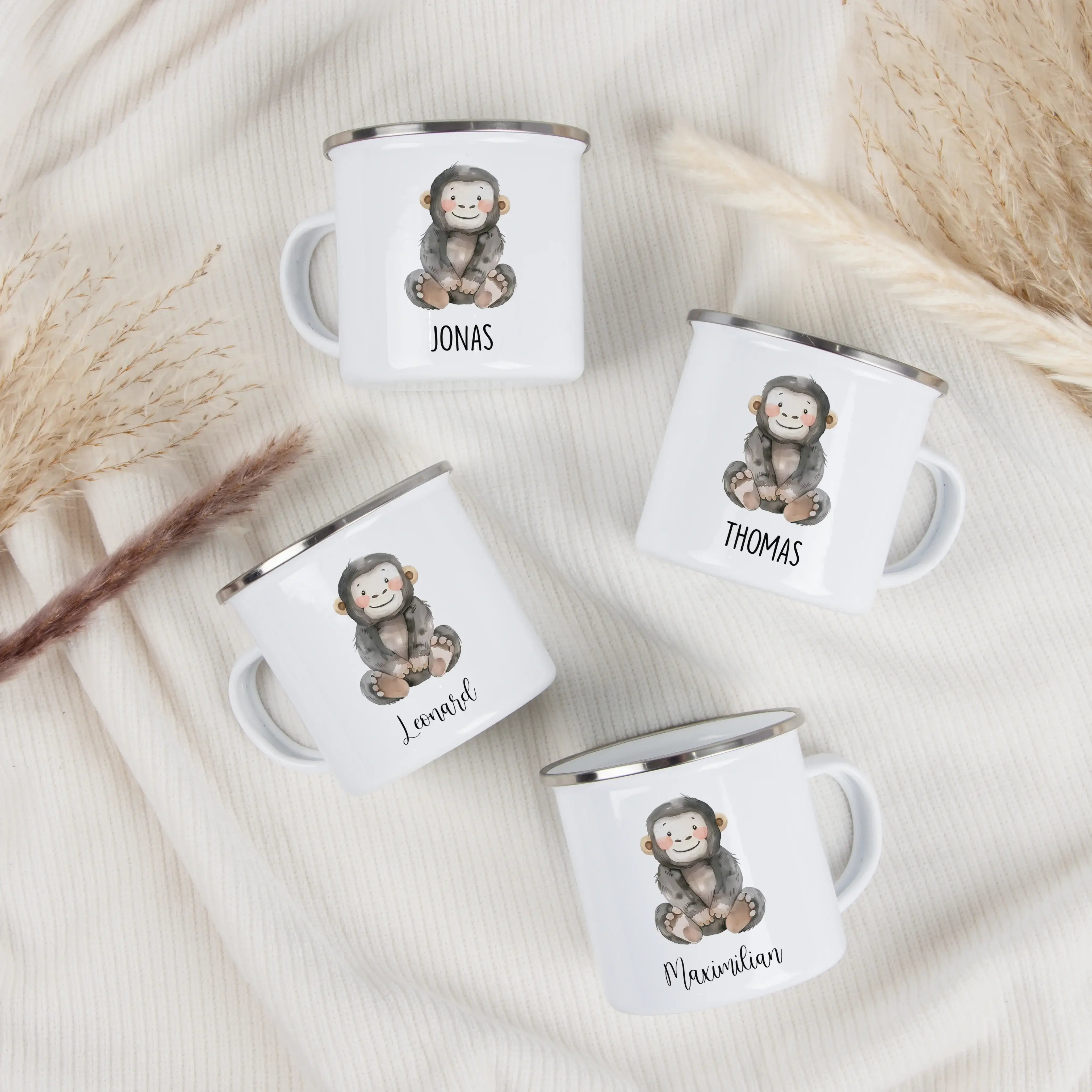 Emaille Tasse Affe-Emaille Tasse-famprints-Die Emaille Tasse Affe von famprints bringt gute Laune auf jeden Tisch und wird dank deiner Personalisierung zu einem kleinen Geschenkmoment. Der liebevoll illustrierte Affe macht die Tasse für Kinder wie Erwachs