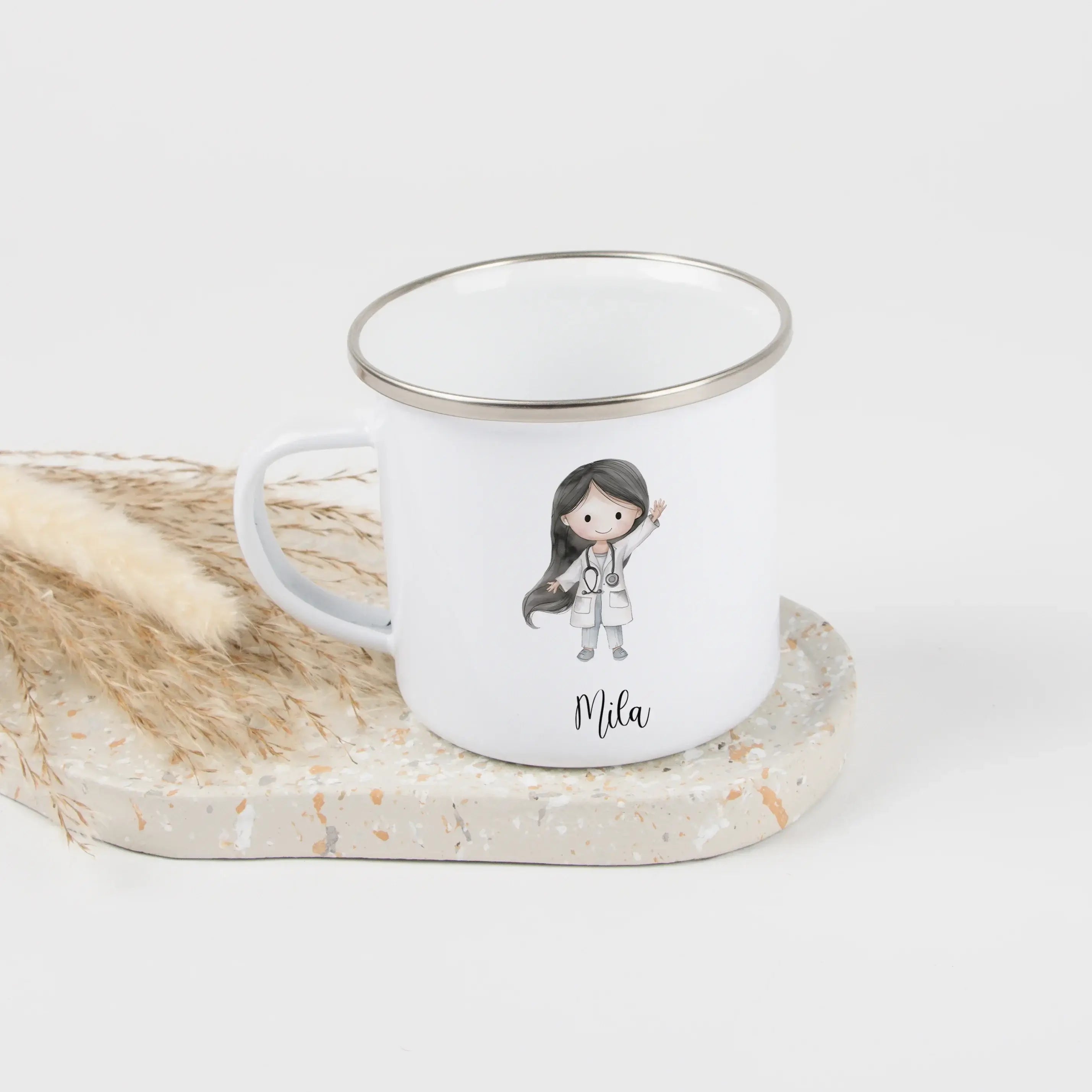 Emaille Tasse Ärztin-Emaille Tasse-famprints-Die Emaille Tasse Ärztin von famprints macht jeden Morgen ein bisschen besonderer, denn du verwandelst sie mit deinem Wunschmotiv in ein kleines persönliches Geschenk. Der zarte Aquarell-Charme der jungen Ärzti