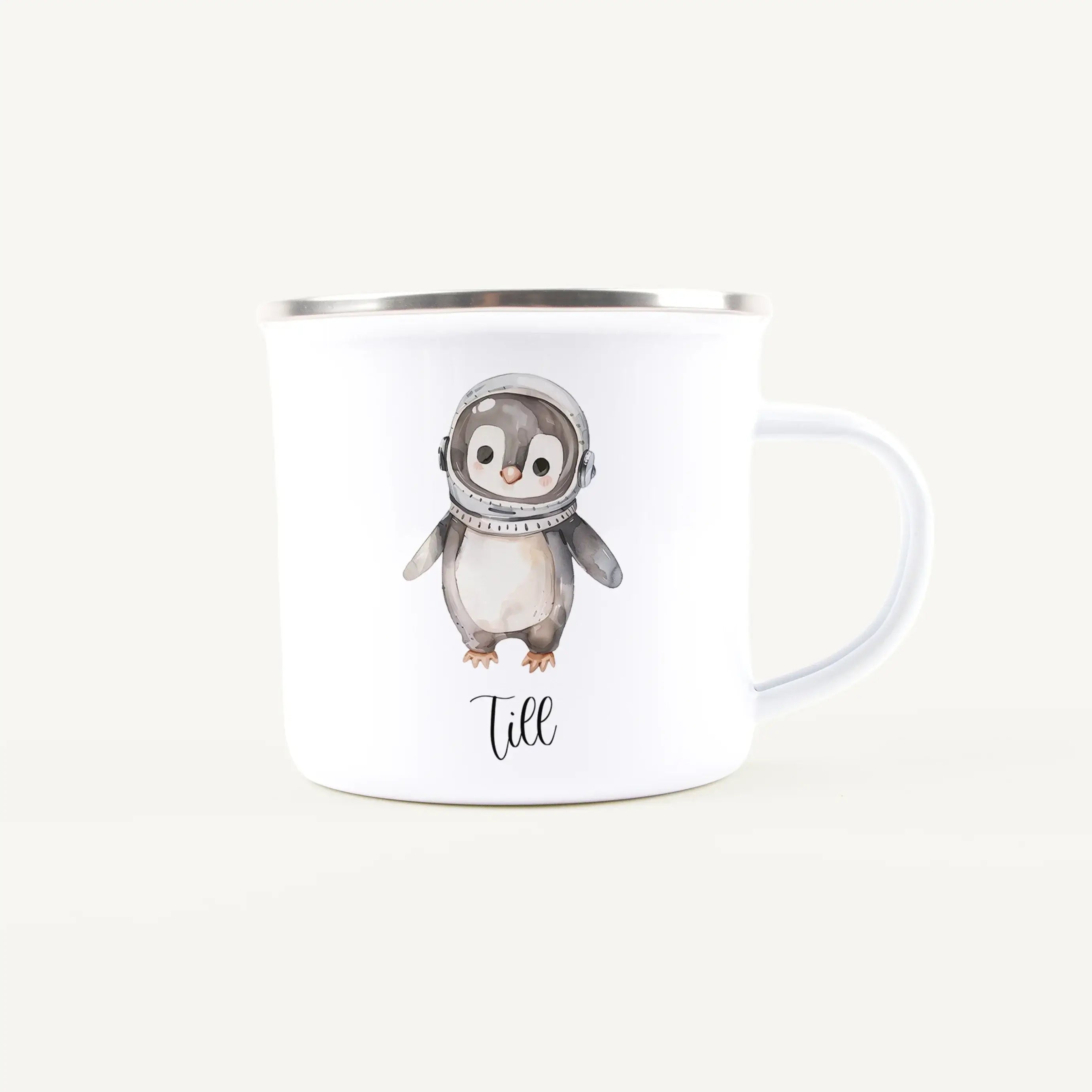 Emaille Tasse Astronaut-Emaille Tasse-famprints-Die Emaille Tasse Astronaut von famprints verbindet ein liebevoll gestaltetes Weltraum Motiv mit deinem persönlichen Wunschname und wird so zu einem Geschenk, das Kinder auf Anhieb begeistert. Der farbenfroh