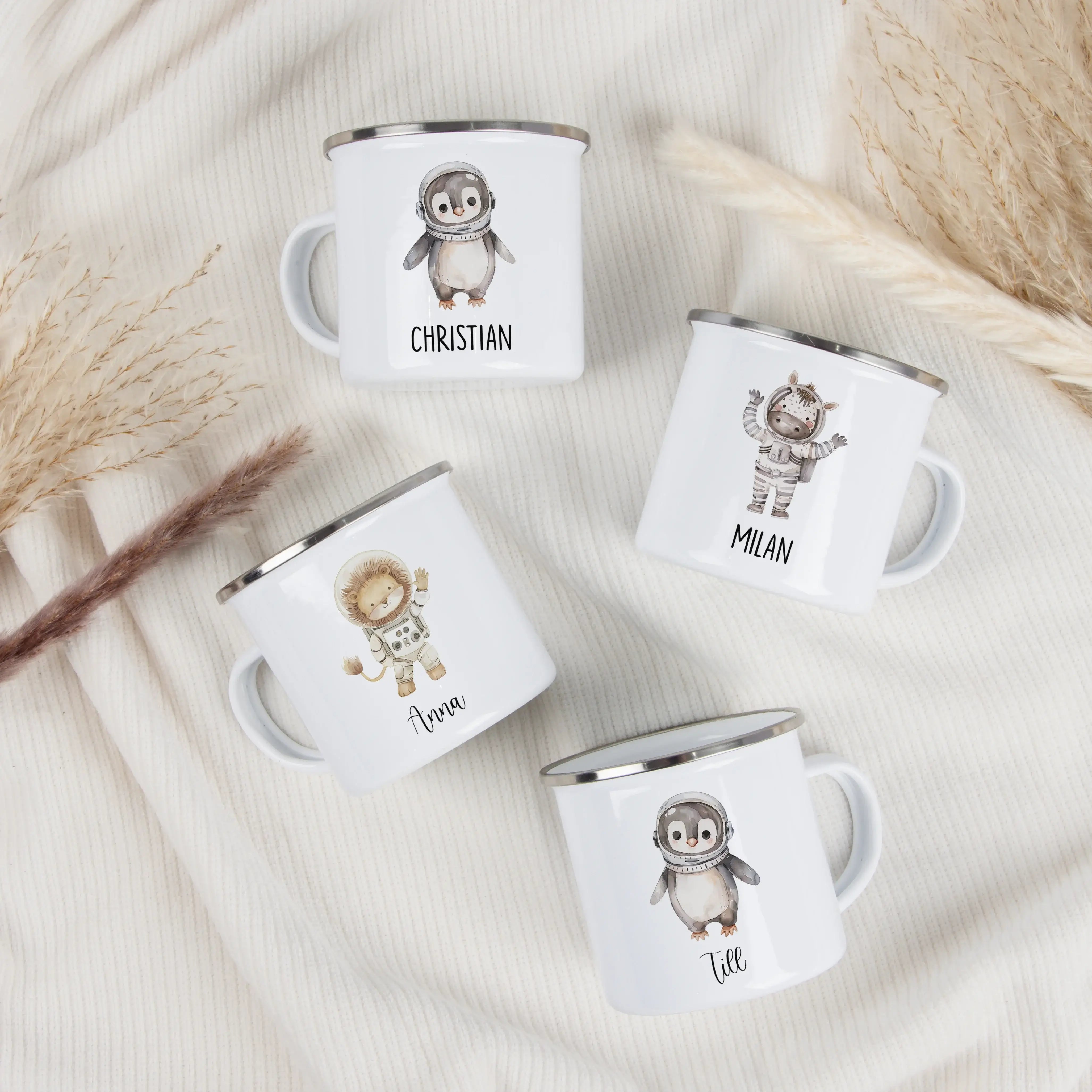 Emaille Tasse Astronaut-Emaille Tasse-famprints-Die Emaille Tasse Astronaut von famprints verbindet ein liebevoll gestaltetes Weltraum Motiv mit deinem persönlichen Wunschname und wird so zu einem Geschenk, das Kinder auf Anhieb begeistert. Der farbenfroh