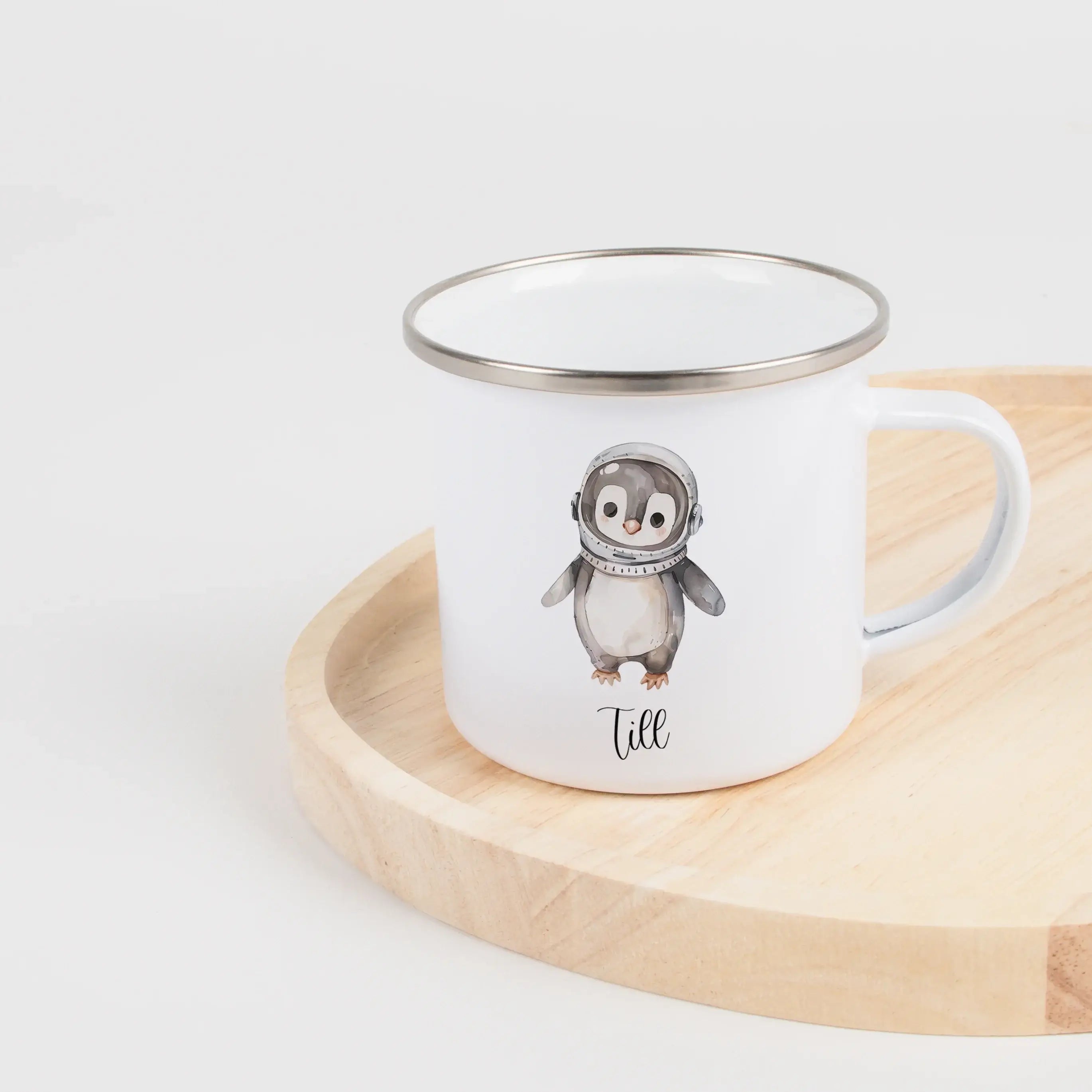 Emaille Tasse Astronaut-Emaille Tasse-famprints-Die Emaille Tasse Astronaut von famprints verbindet ein liebevoll gestaltetes Weltraum Motiv mit deinem persönlichen Wunschname und wird so zu einem Geschenk, das Kinder auf Anhieb begeistert. Der farbenfroh