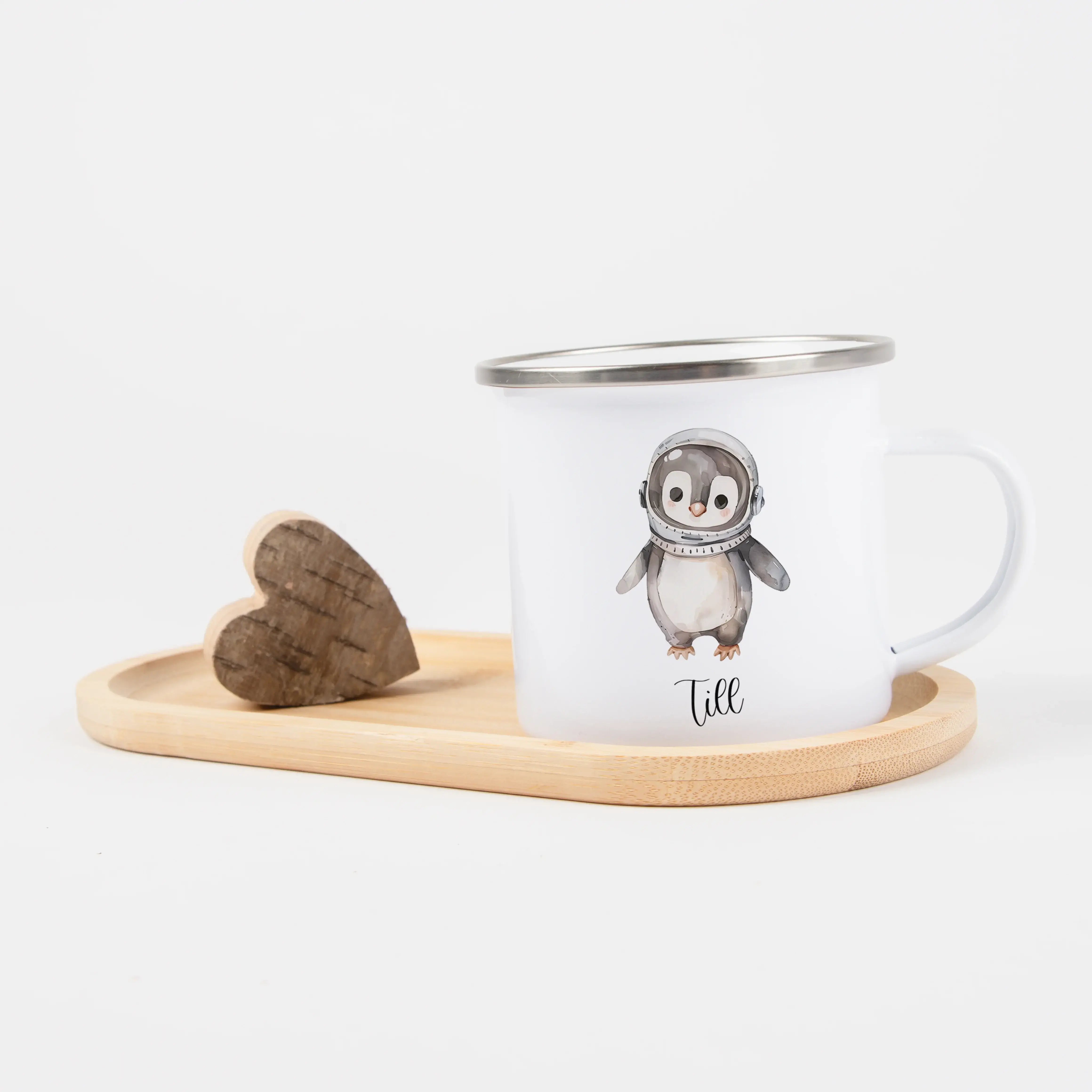 Emaille Tasse Astronaut-Emaille Tasse-famprints-Die Emaille Tasse Astronaut von famprints verbindet ein liebevoll gestaltetes Weltraum Motiv mit deinem persönlichen Wunschname und wird so zu einem Geschenk, das Kinder auf Anhieb begeistert. Der farbenfroh