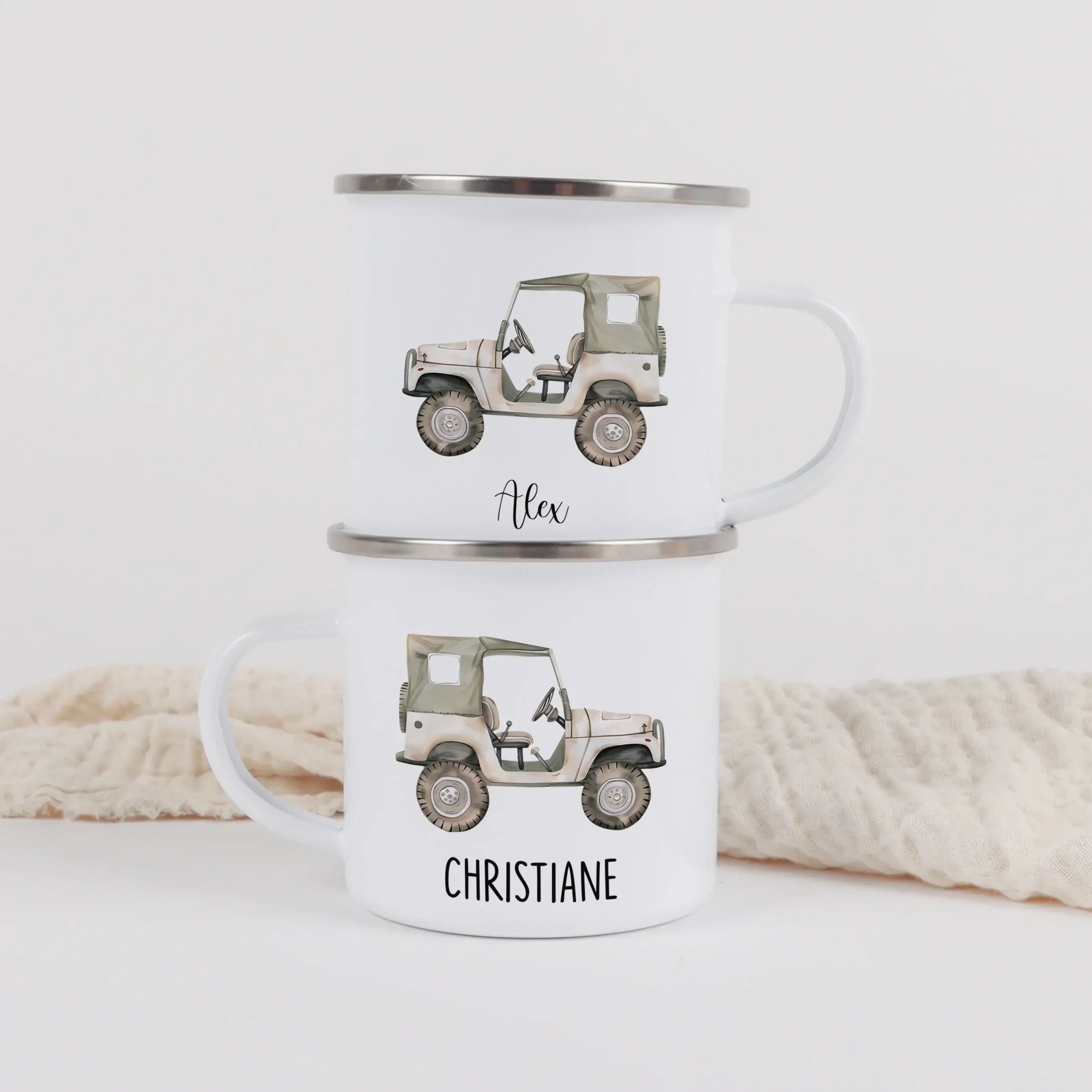 Emaille Tasse Jeep-Emaille Tasse-famprints-Die Emaille Tasse Jeep von famprints ist genau das Richtige, wenn du ein persönliches Geschenk suchst, das im Alltag genutzt wird und trotzdem etwas Besonderes ist. Das liebevoll gestaltete Jeep-Motiv erinnert an