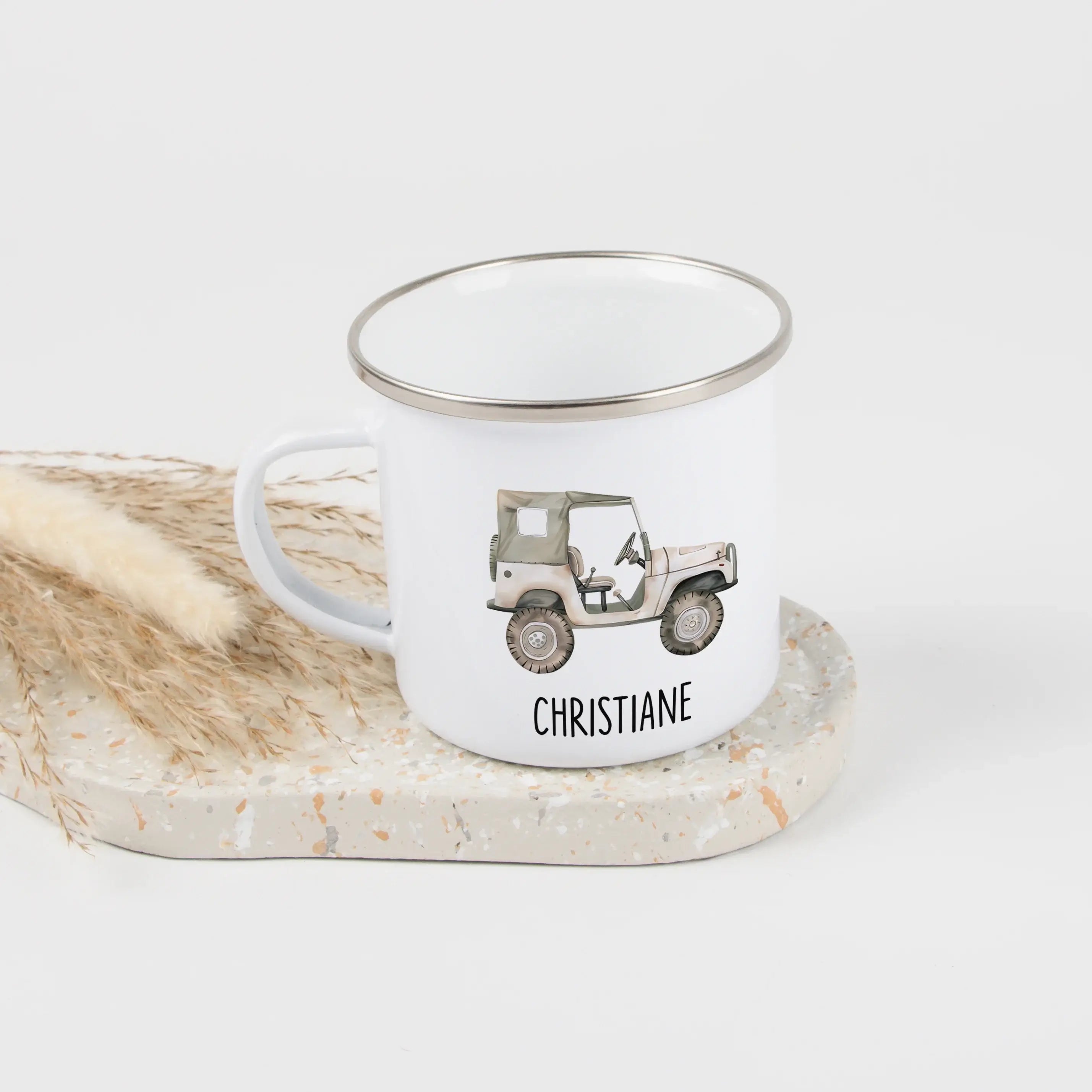Emaille Tasse Jeep-Emaille Tasse-famprints-Die Emaille Tasse Jeep von famprints ist genau das Richtige, wenn du ein persönliches Geschenk suchst, das im Alltag genutzt wird und trotzdem etwas Besonderes ist. Das liebevoll gestaltete Jeep-Motiv erinnert an