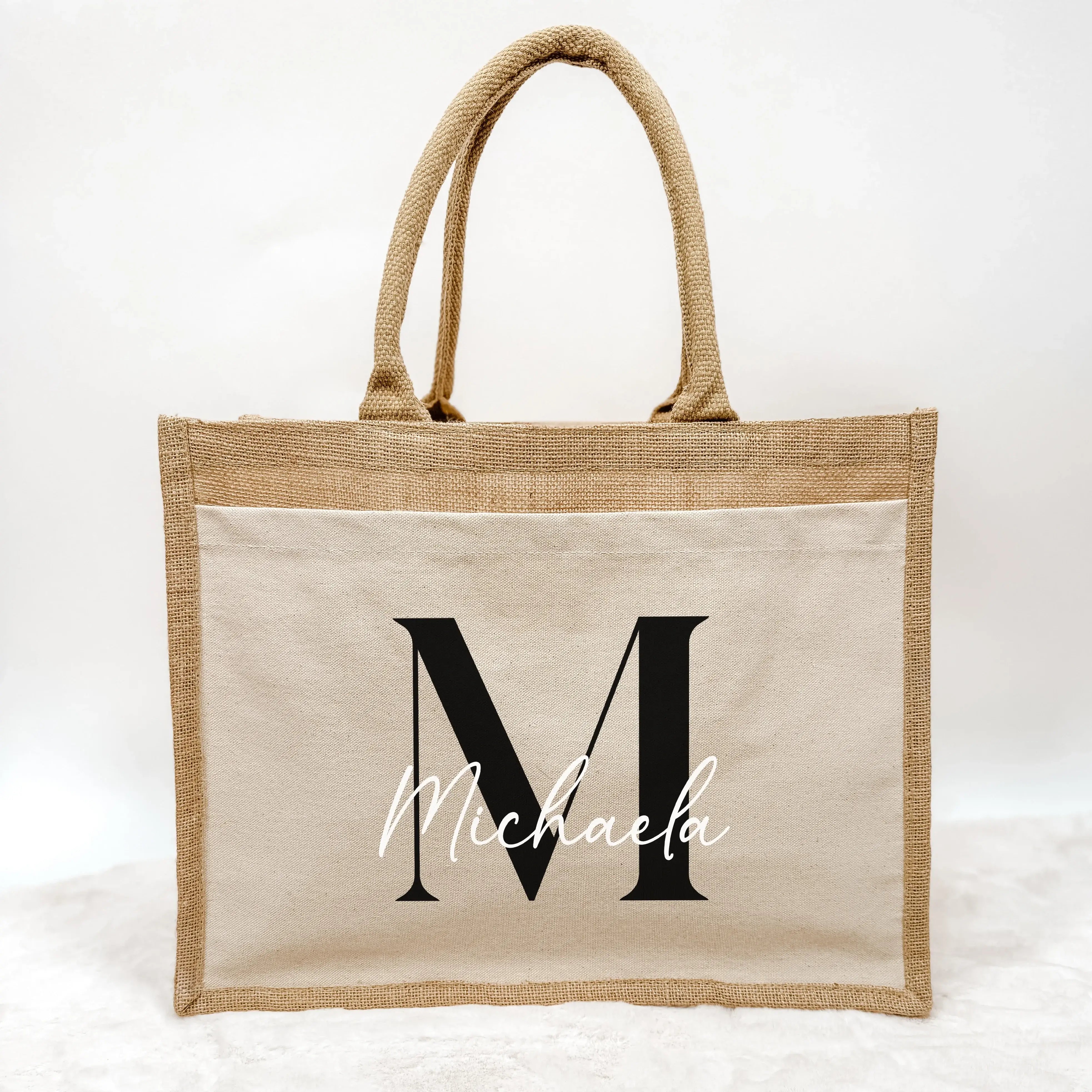Jutetasche Name + Initial - Jutetasche - famprints - Entdecke die stylische Jutetasche Name + Initial, die du ganz individuell mit deinem Namen und einem farblich wählbaren Initial personalisieren kannst. So wird deine Tasche zum einzigartigen Begleiter i