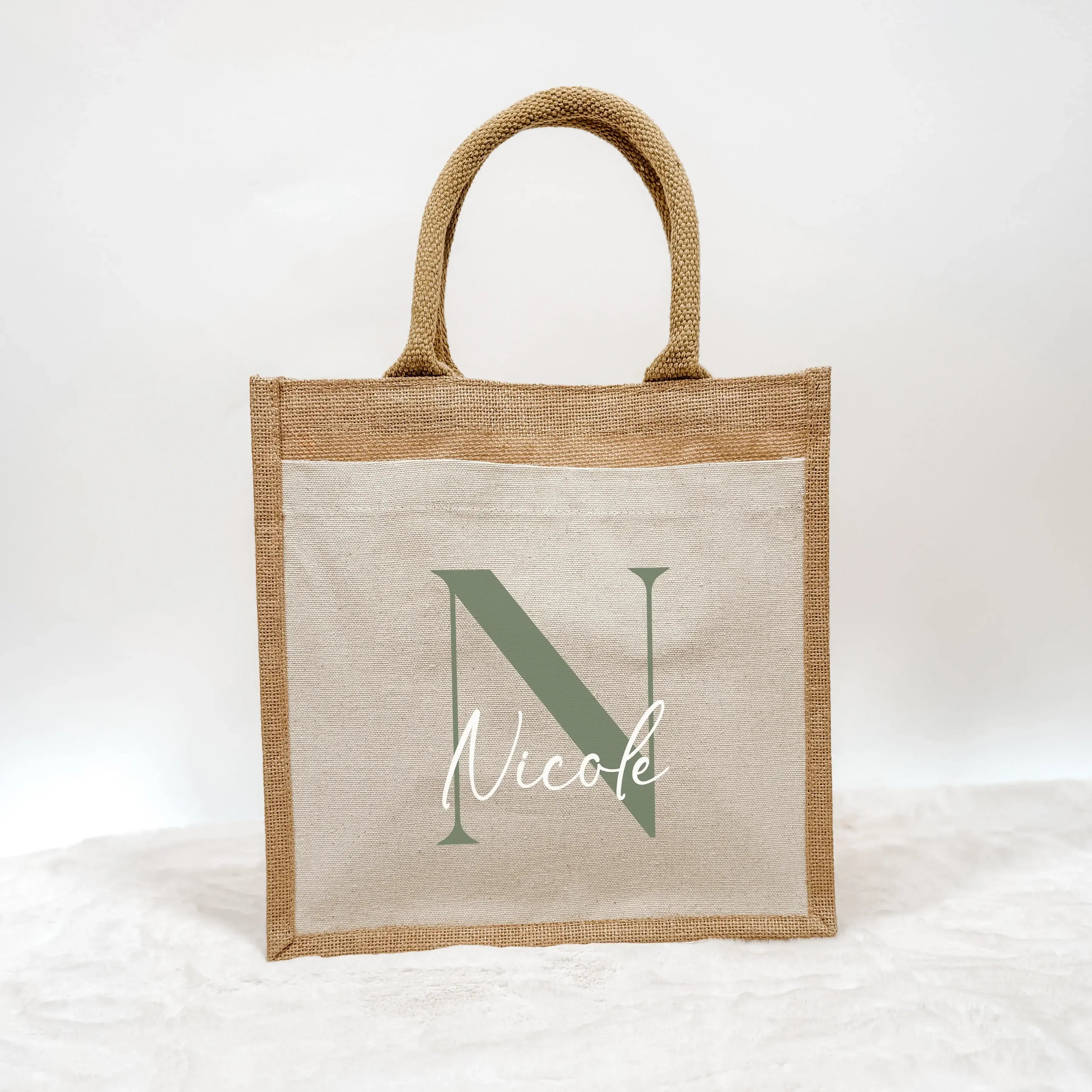 Jutetasche Name + Initial - Jutetasche - famprints - Entdecke die stylische Jutetasche Name + Initial, die du ganz individuell mit deinem Namen und einem farblich wählbaren Initial personalisieren kannst. So wird deine Tasche zum einzigartigen Begleiter i