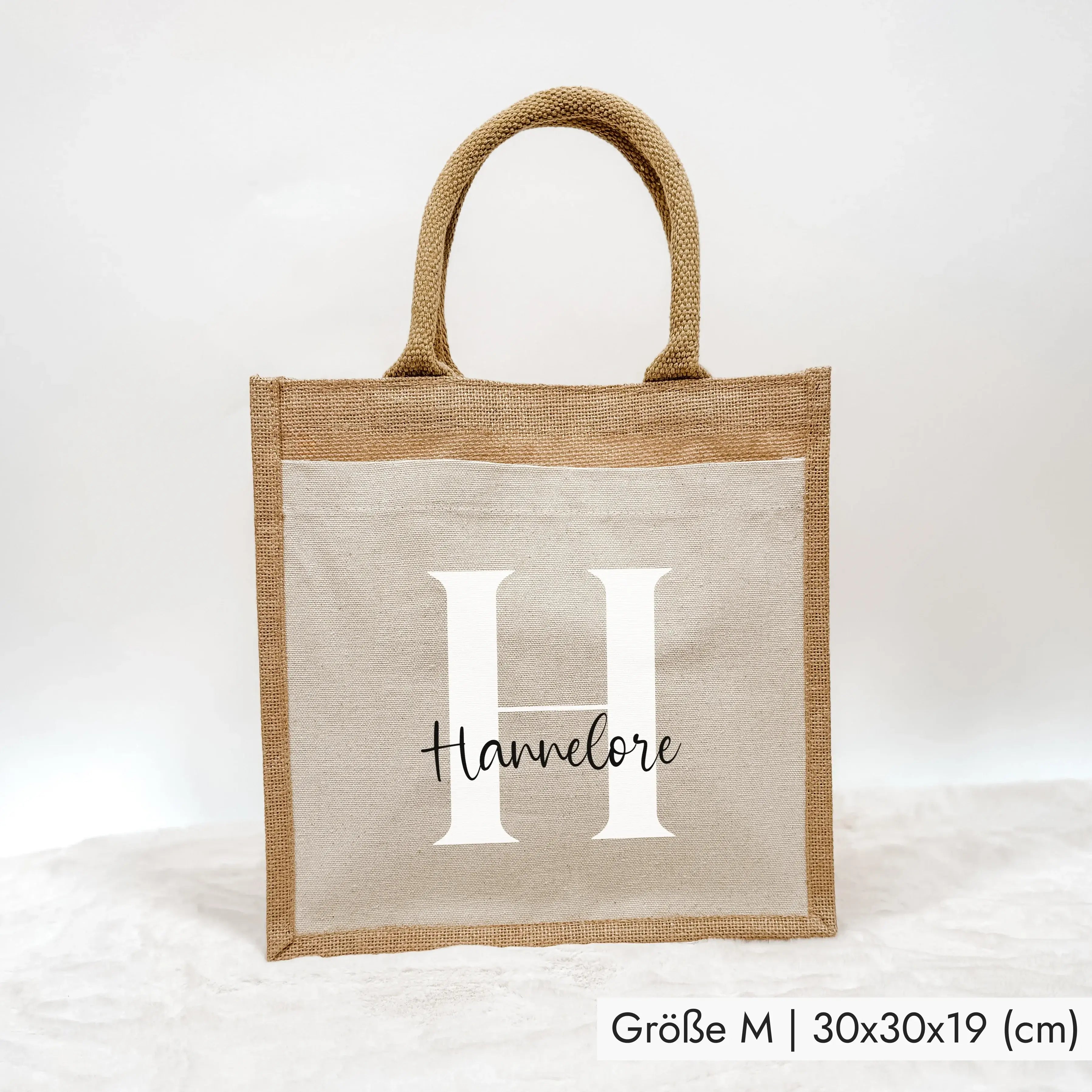 Jutetasche Name + Initial - Jutetasche - famprints - Entdecke die stylische Jutetasche Name + Initial, die du ganz individuell mit deinem Namen und einem farblich wählbaren Initial personalisieren kannst. So wird deine Tasche zum einzigartigen Begleiter i