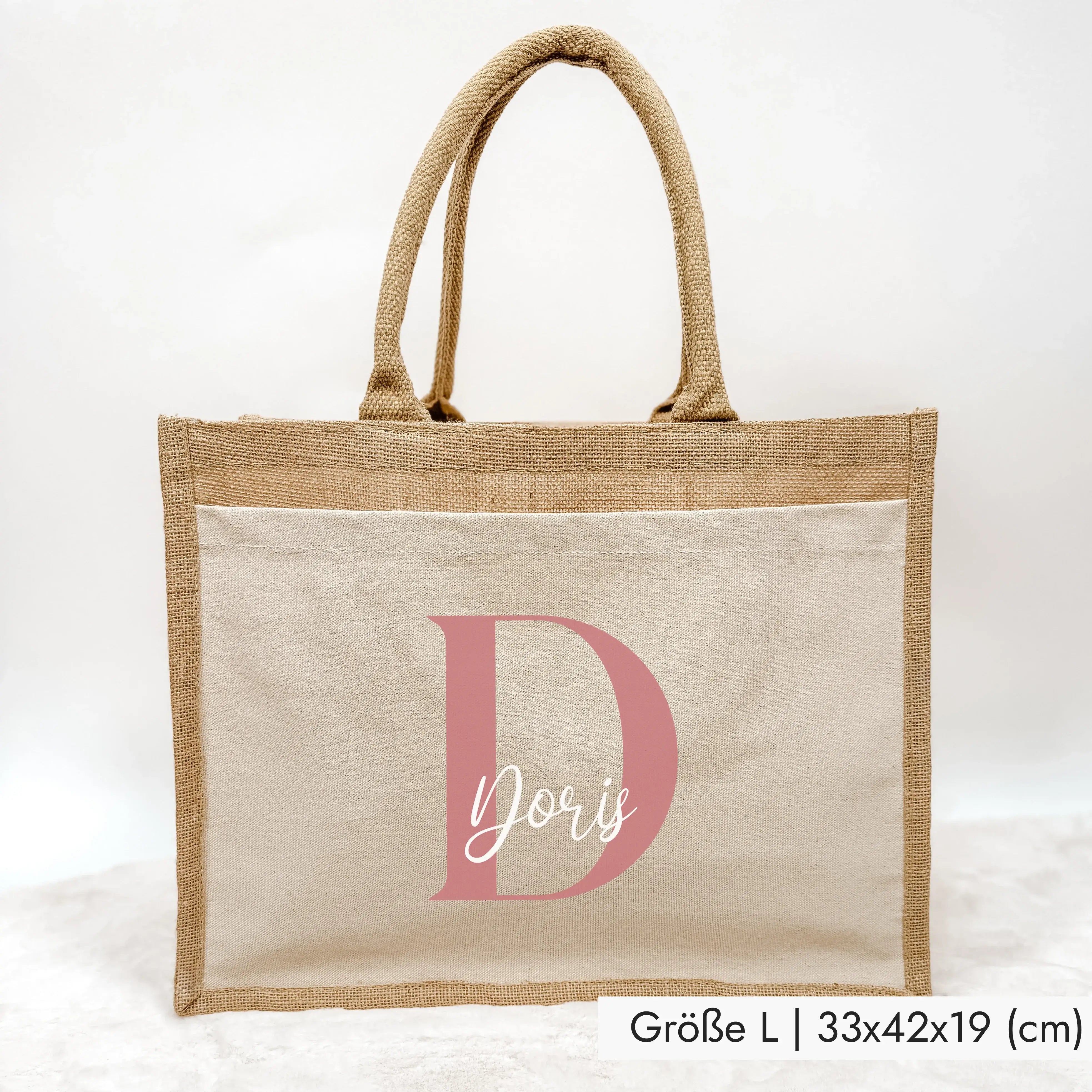 Jutetasche Name + Initial - Jutetasche - famprints - Entdecke die stylische Jutetasche Name + Initial, die du ganz individuell mit deinem Namen und einem farblich wählbaren Initial personalisieren kannst. So wird deine Tasche zum einzigartigen Begleiter i
